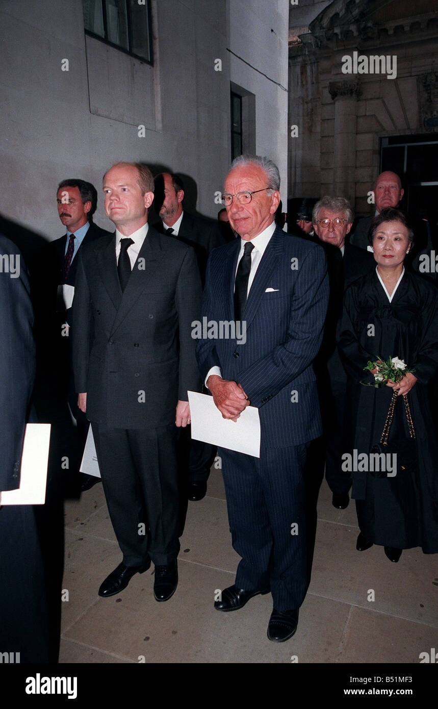 Septembre 98 Rupert Murdoch qui arrivent pour les funérailles de Lord Rothermere à St Brides Church à Londres debout à côté de chef conservateur William Hague Banque D'Images