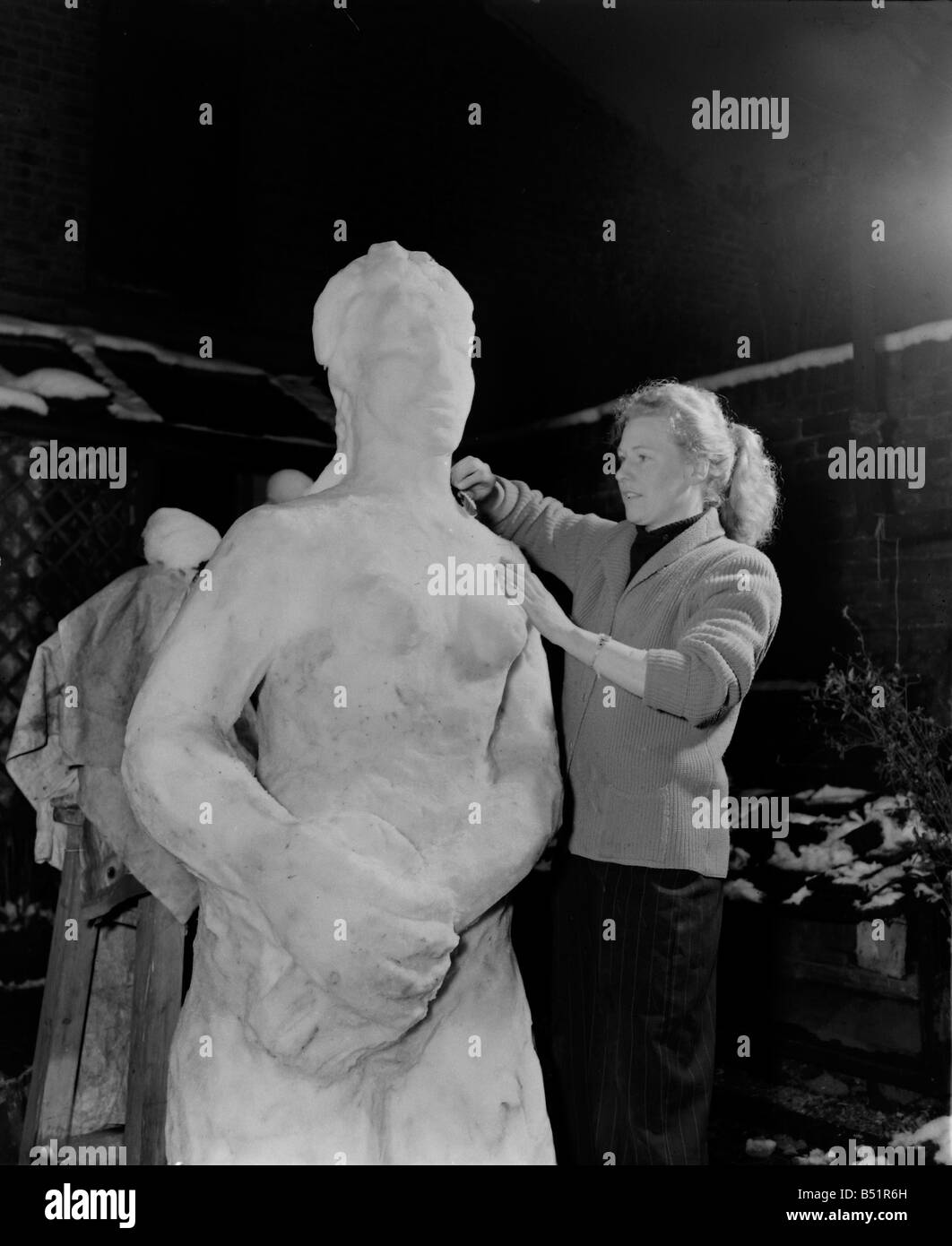 Rita Ling Femme sculpteur&# 13 ;&# 10;sculpte snowman&# 13 ;&# 10;31/3/1952&# 13 ;&# 10;C1621/1 Banque D'Images