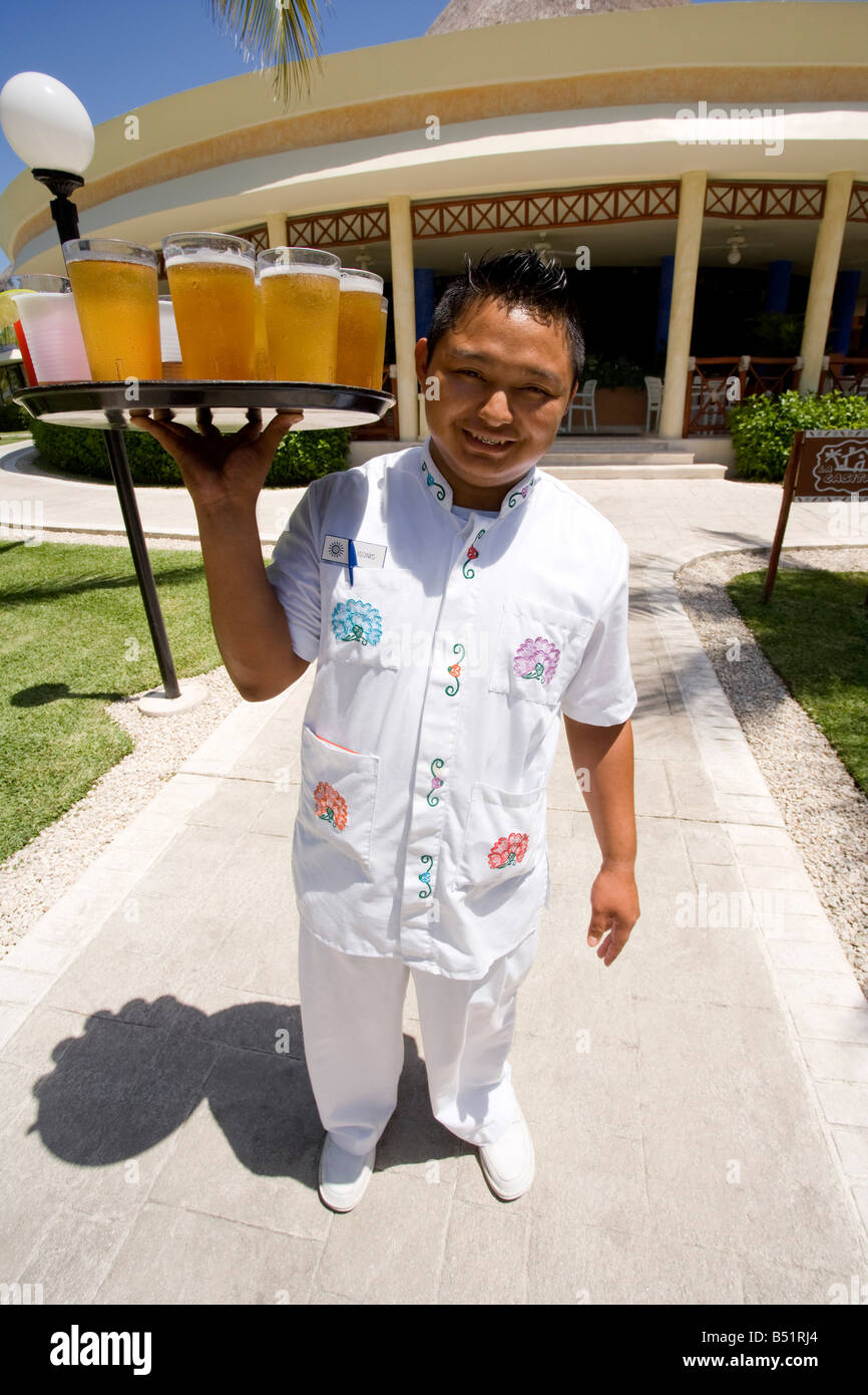 Garçon avec un plateau de boissons, Mexique Banque D'Images