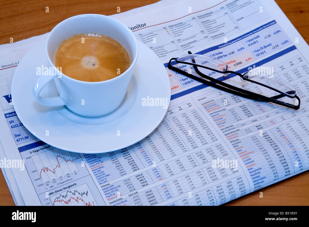 Café avec le journal économique Banque D'Images