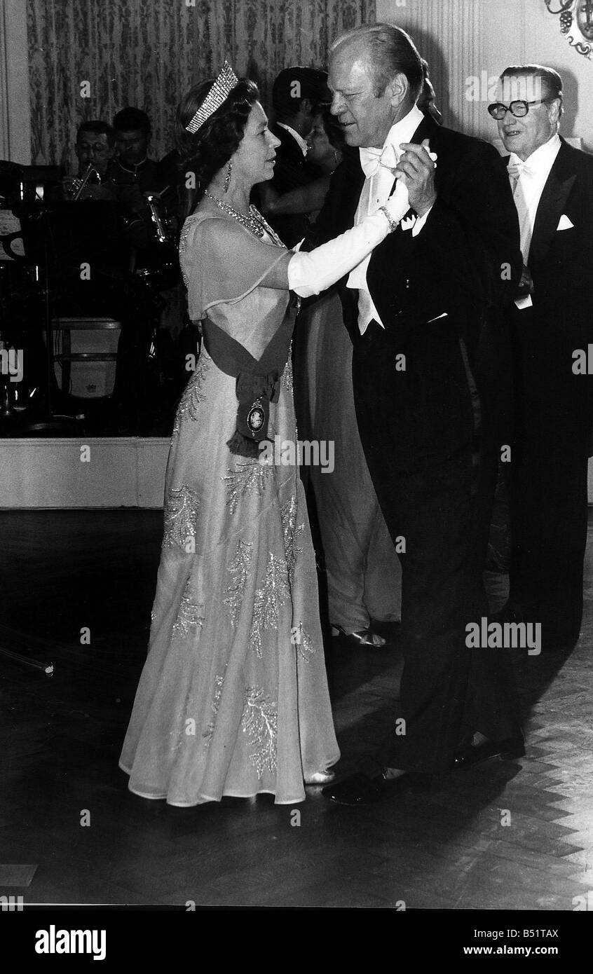 La reine Elizabeth danse avec le président Ford d'Amérique Banque D'Images