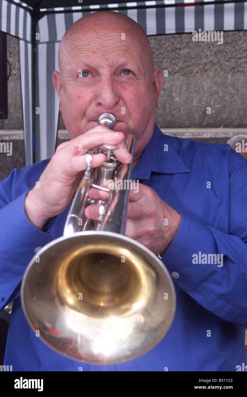 Week-end voile traditionnelle en Bangor Northern Ireland Jun 2001 Gabrielle Laughlin de l'orchestre de jazz de l'Ulster a diverti la foule en attente de bord du HMS Bangor pendant la Semaine de la Voile Traditionnelle Banque D'Images