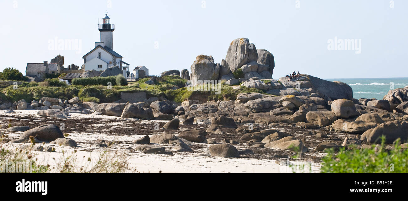 Le phare sur la côte entre les rochers dans le Finistère en Bretagne en France Banque D'Images