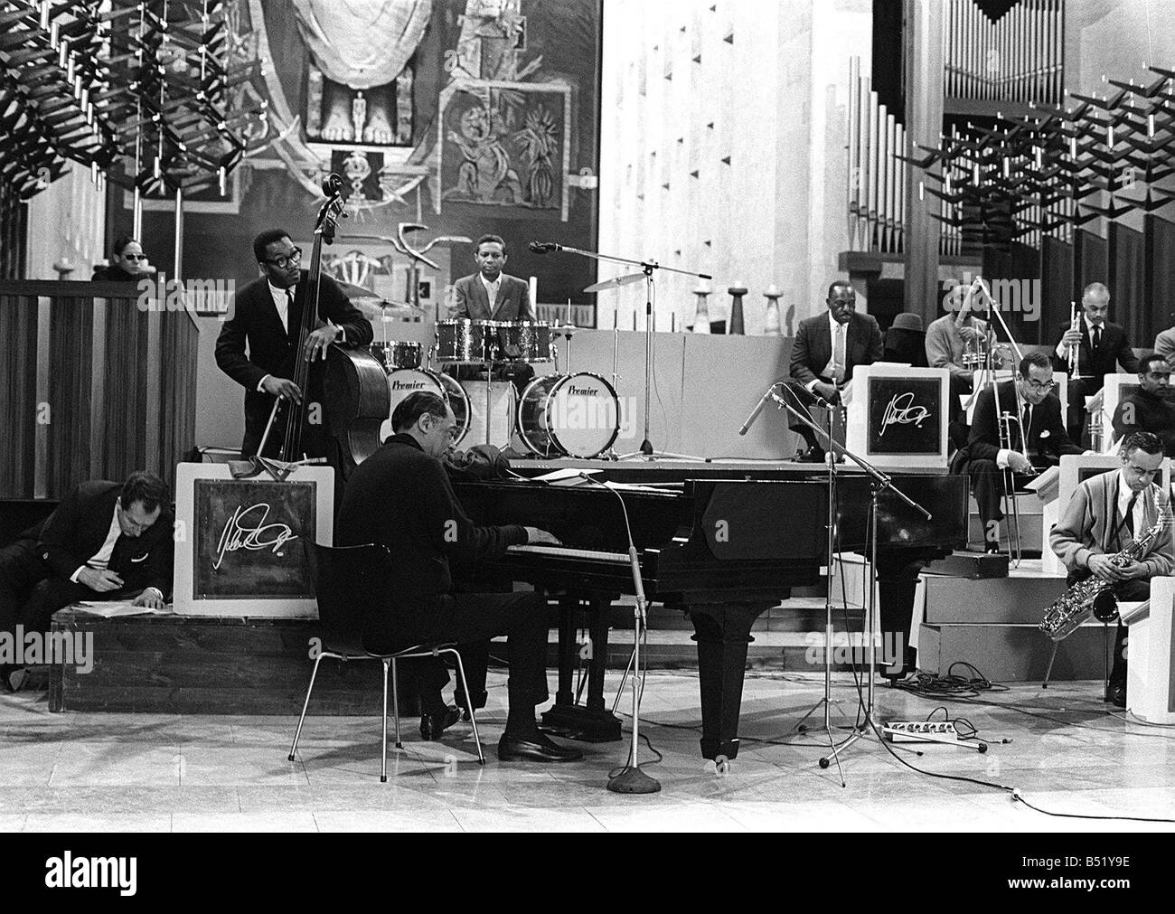 Duke Ellington et orchestre Février 1966 a enregistré un concert pour ABC Television dans la Cathédrale de Conventry Duc répète à un un piano Banque D'Images