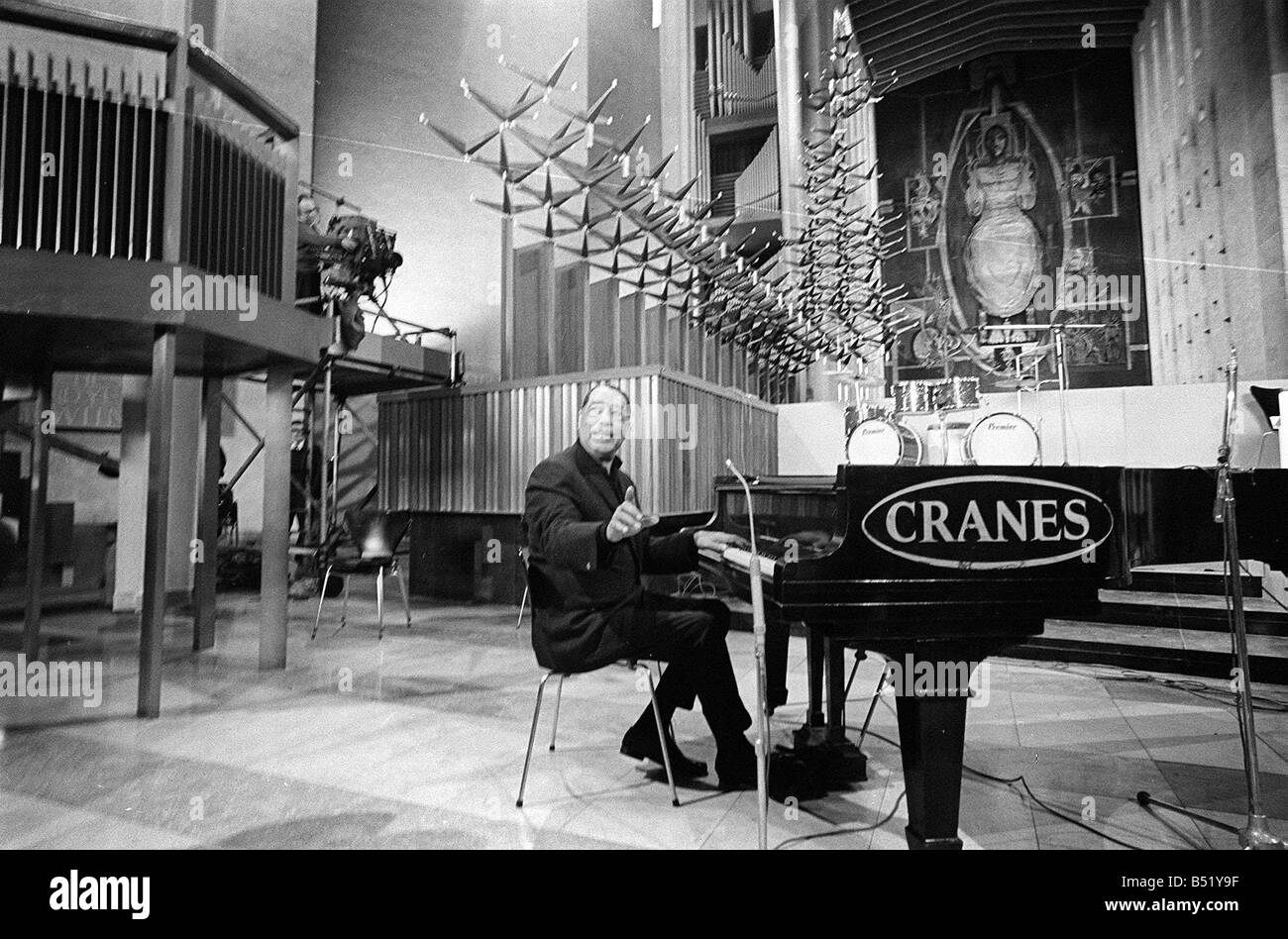 Duke Ellington et orchestre Février 1966 a enregistré un concert pour ABC Television dans la Cathédrale de Conventry Duc répète à un un piano Banque D'Images