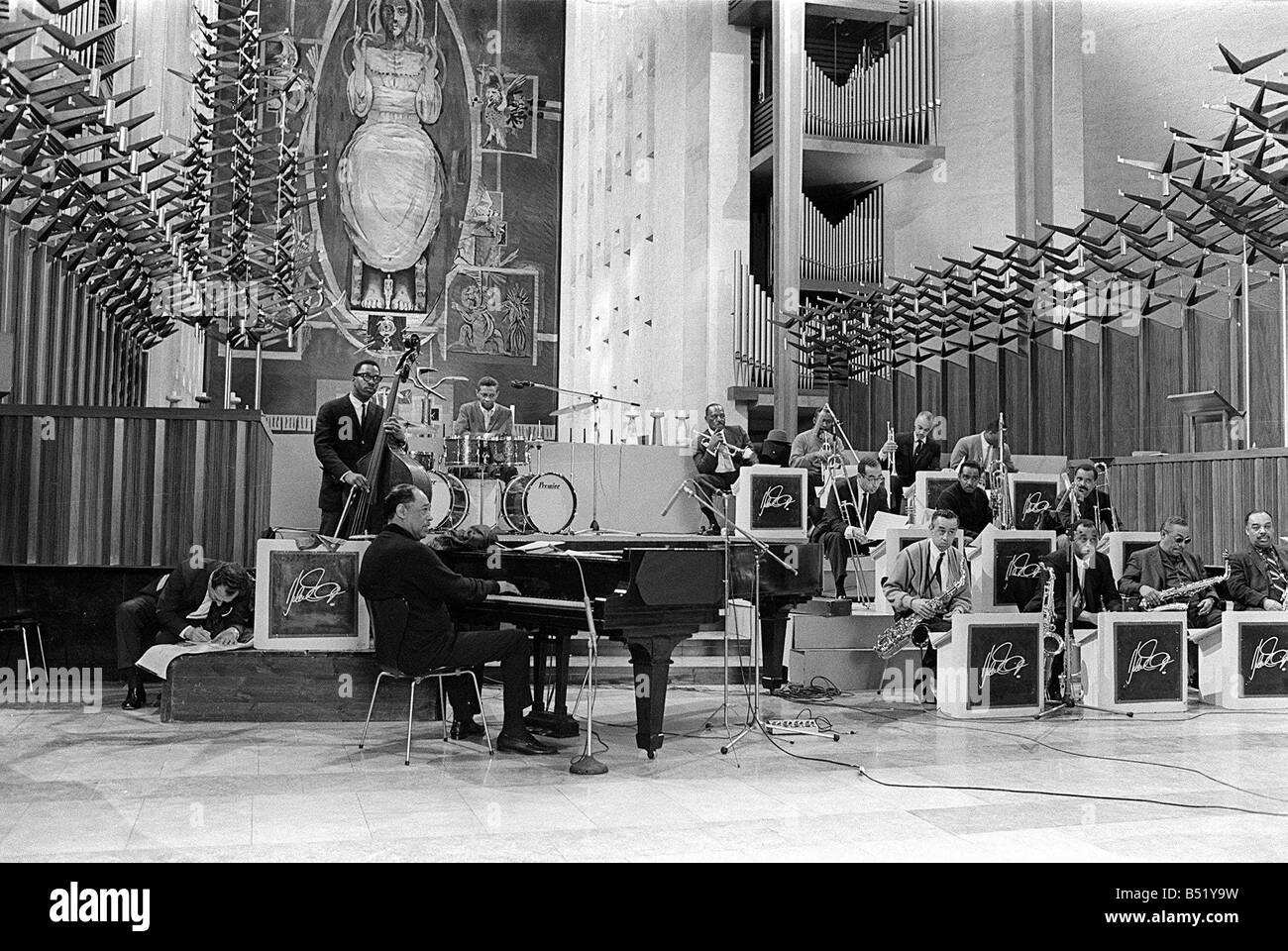 Duke Ellington et orchestre Février 1966 a enregistré un concert pour ABC Television dans la Cathédrale de Conventry Duc répète avec le Banque D'Images