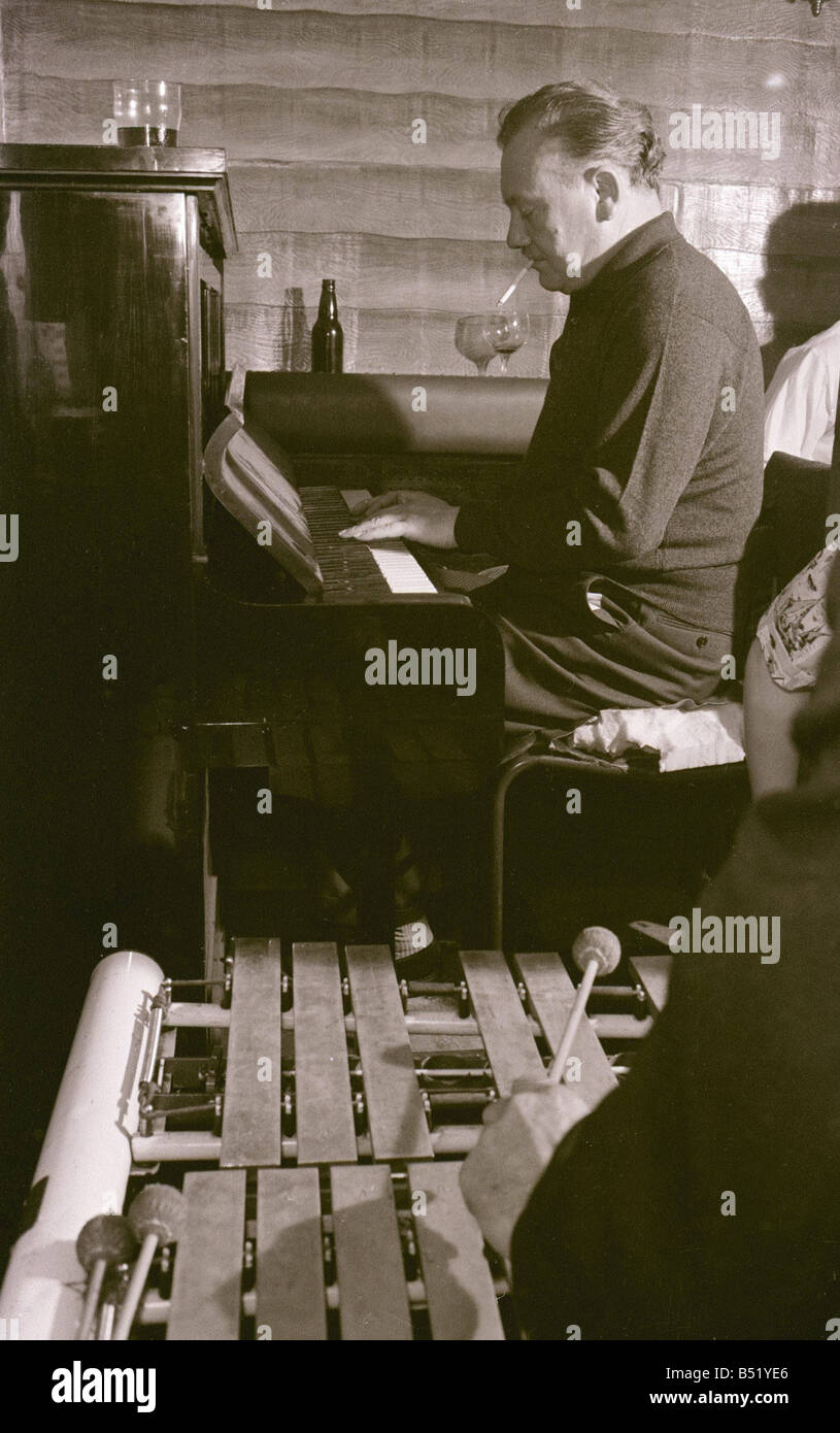 Jazz Club Novembre 1962 Springfield modèle Earlsfield Club près de Tooting Daily Mirror Pat Chroniqueur Disque Vibrophone Doncaster jouant du piano en premier plan musical instrument avec des barres de métal qui résonnent par voie électronique lors de l'impact 1960 Instruments de Musique Musique Piano Player Cigarette Banque D'Images