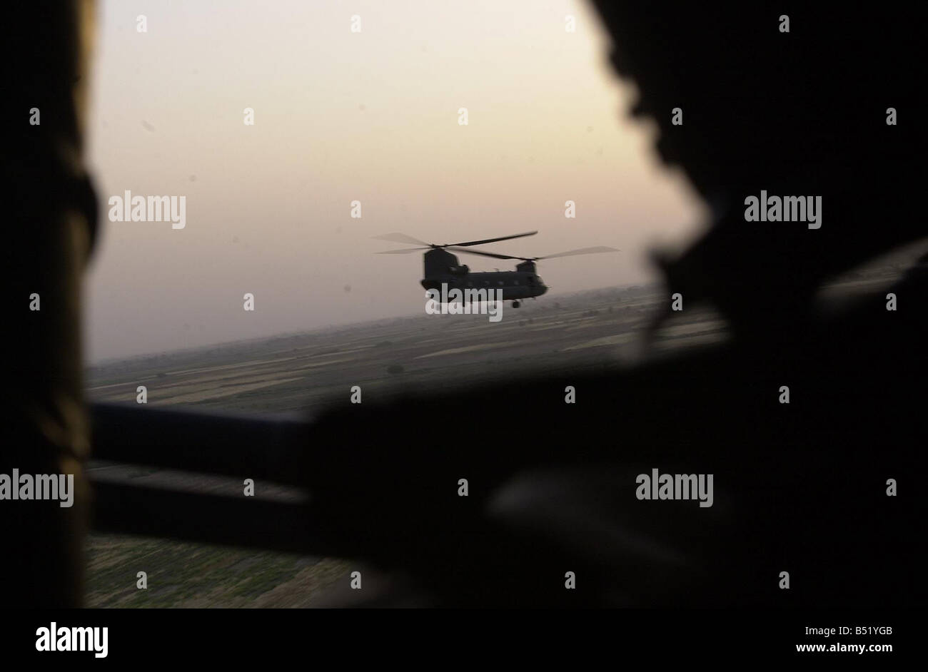 Le nord de l'Iraq Octobre 2005 Les hélicoptères Chinook quittent le Nord de l'Iraq après avoir déposé certaines marchandises pour l'entreprise Sécurité ERINYS qui sera transportée dans Bagdad Banque D'Images