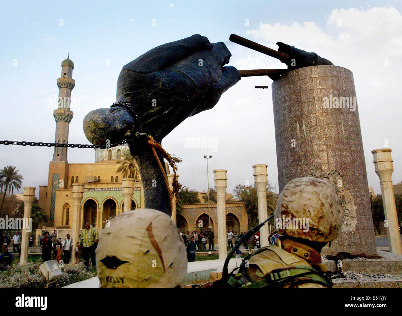 L'IRAQ BAGDAD Avril 2003 Le président irakien Saddam Hussein à Bagdad statue s al Fardous square 09 avril 2003 est tiré vers le bas wit Banque D'Images