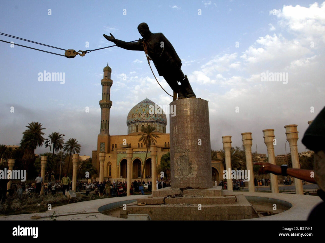 L'IRAQ BAGDAD Avril 2003 Le président irakien Saddam Hussein à Bagdad statue s al Fardous square 09 avril 2003 est tiré vers le bas wit Banque D'Images