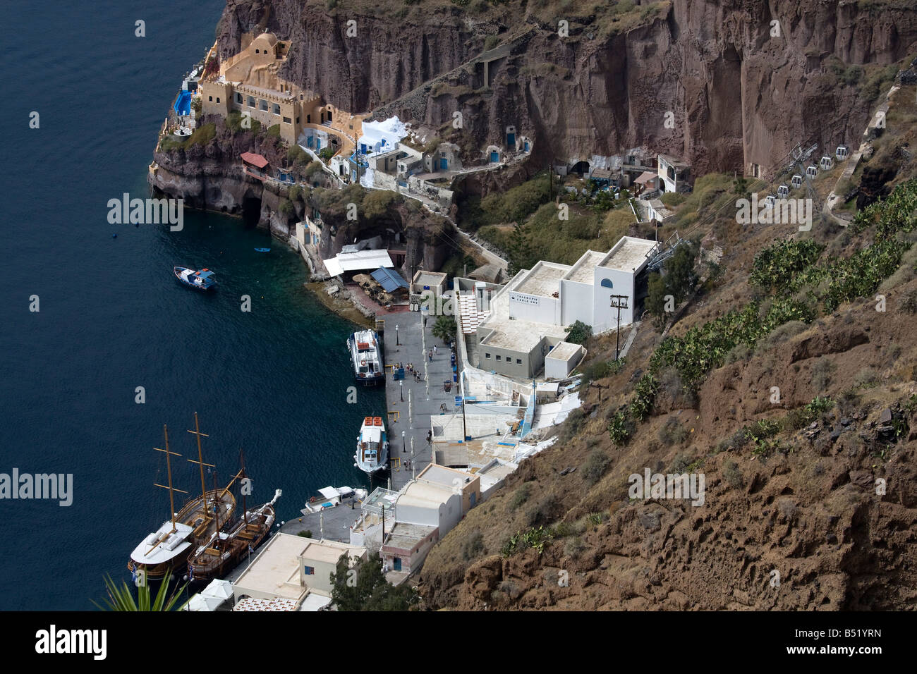 Le port et le téléphérique Fira Santorini Cyclades Grèce Banque D'Images