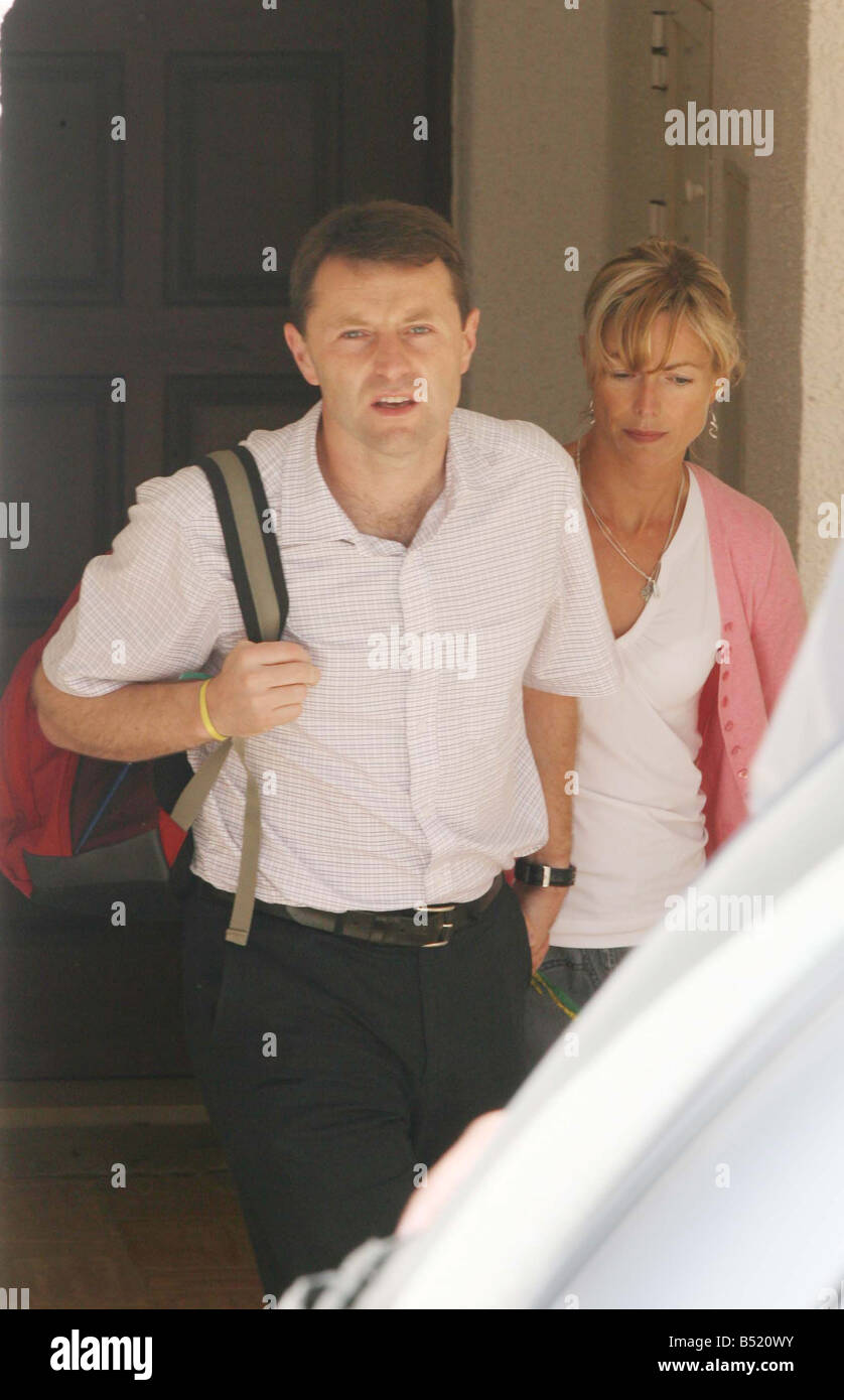 Madeleine McCann Mère et père Gerry et Kate disent au revoir à sa soeur AMÉLIE ET SEAN - COMME LES PARENTS DES DISPARUS 4 ANNÉE À L'ITALIE POUR UNE RÉUNION AVEC LE PAPE - PHOTO IAN VOGLER Madeleine McCann Banque D'Images