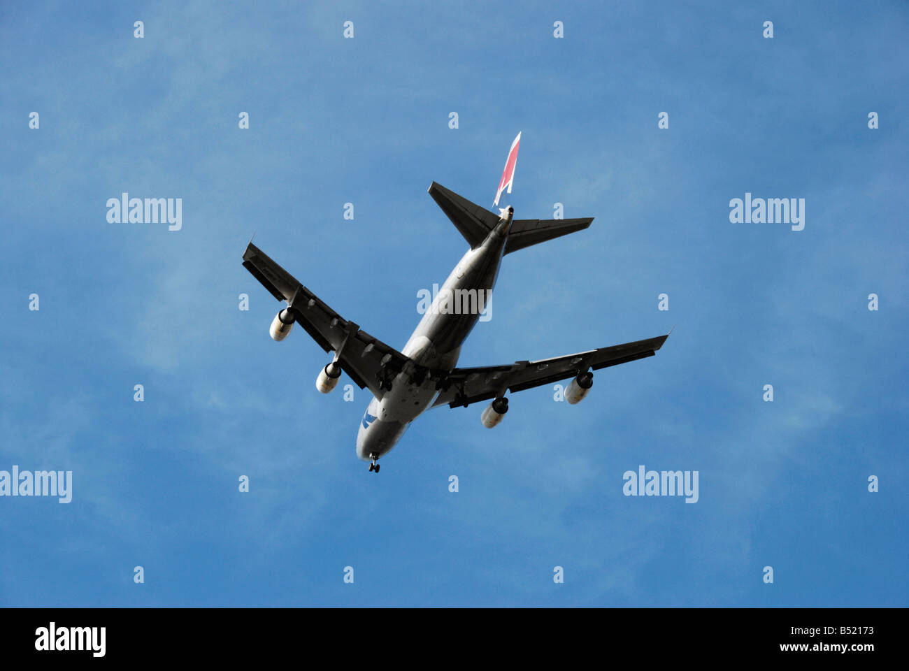 Passage shot MK Airlines Boeing 747 contre le ciel bleu Banque D'Images
