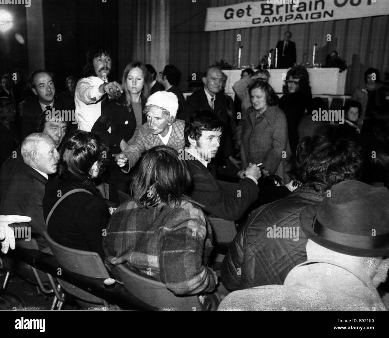 Élection générale 1974 certaines des personnes qui sont venus pour entendre l'adressage Enoch Powell GT La Grande-Bretagne hors de la réunion commune des marchés dans le nouveau siècle Hall Manchester Banque D'Images