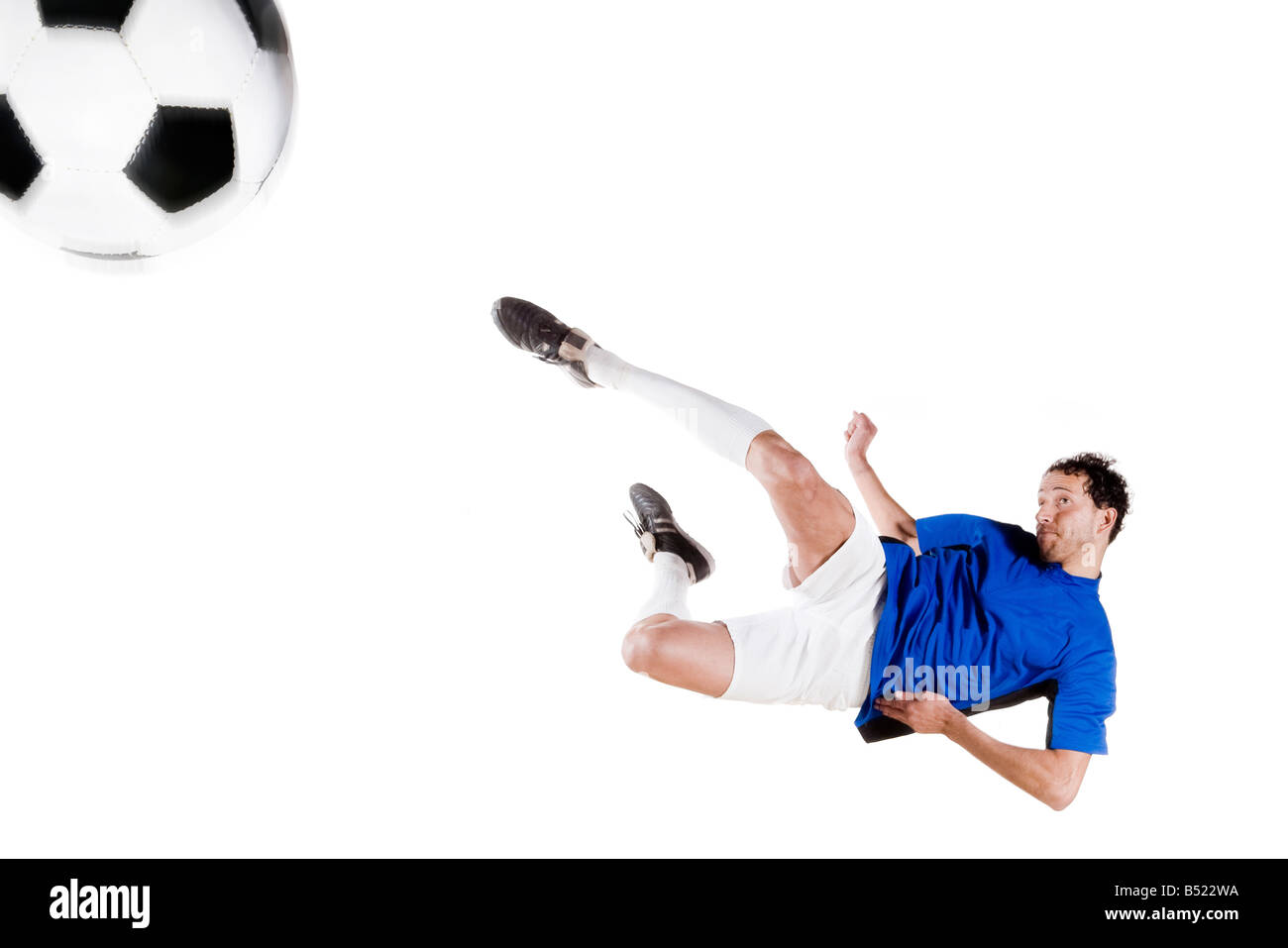 Joueur de football en pleine action studio isolé photo Banque D'Images