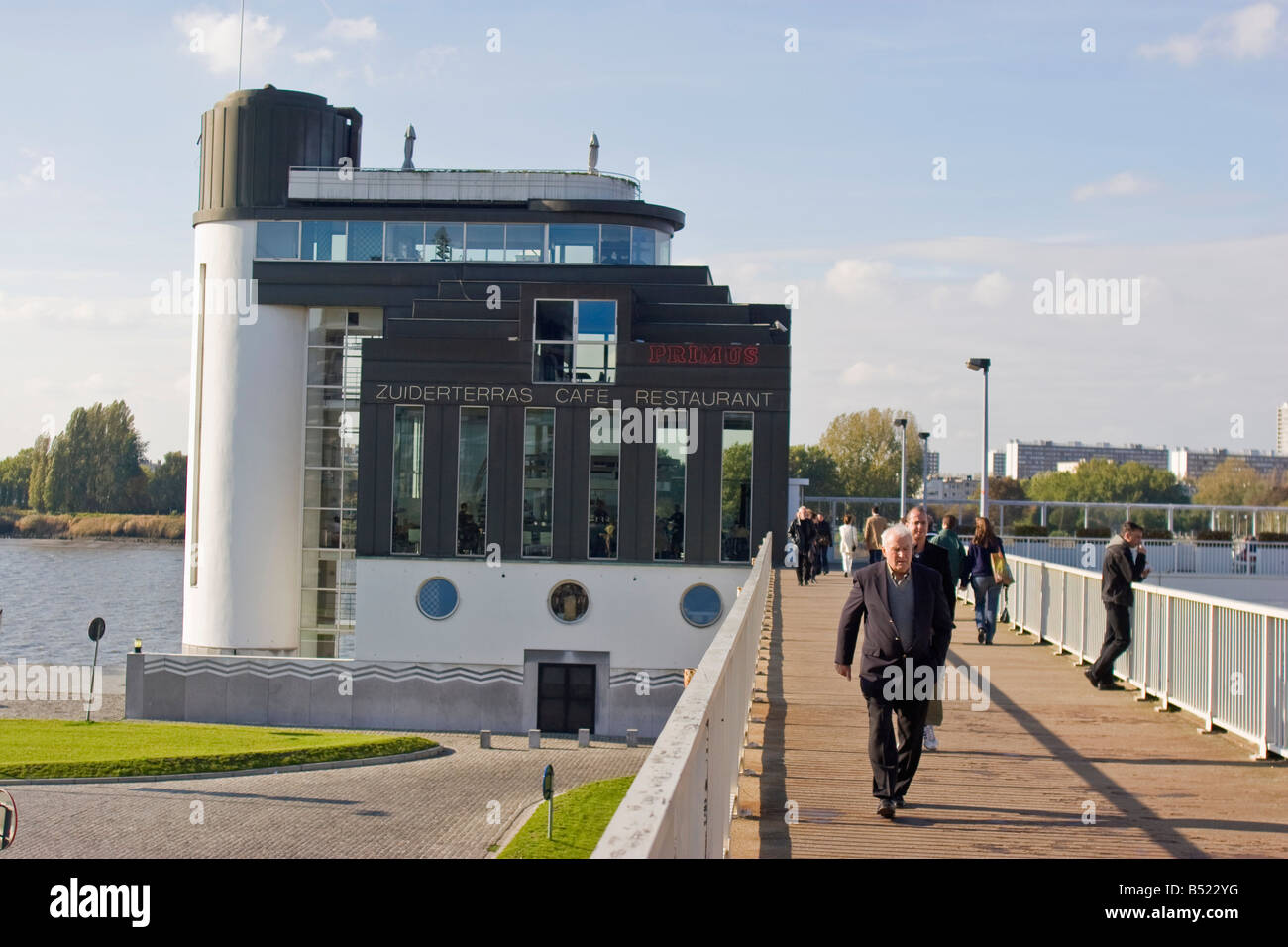 Promenade avec restaurant sur Escaut, Anvers, Belgique. Banque D'Images