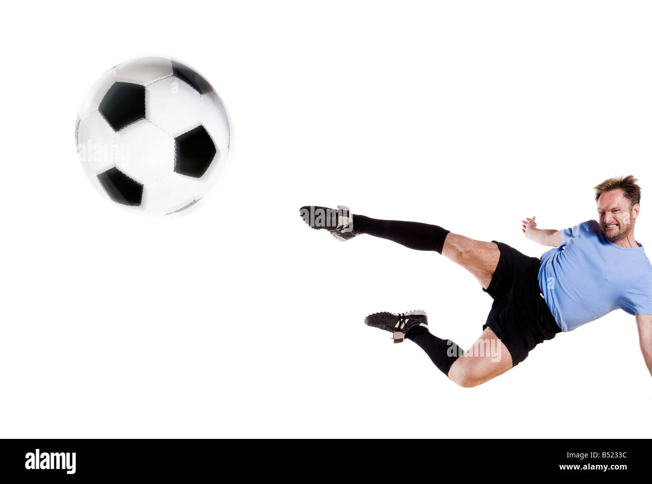 Joueur de football en pleine action studio isolé photo Banque D'Images