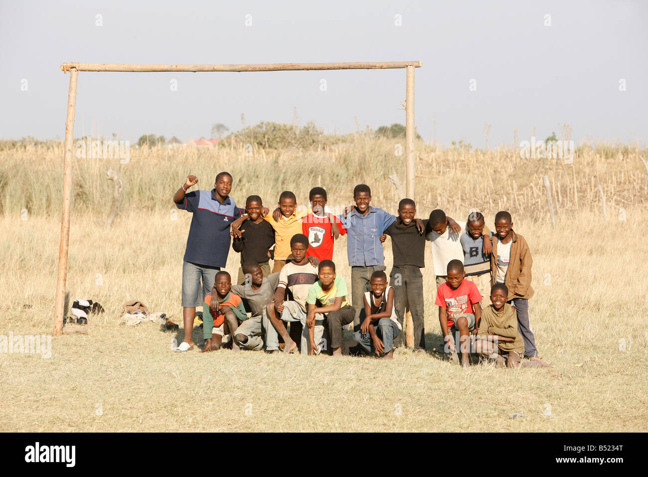 Enfants jouant au football africain, Afrique du Sud Banque D'Images