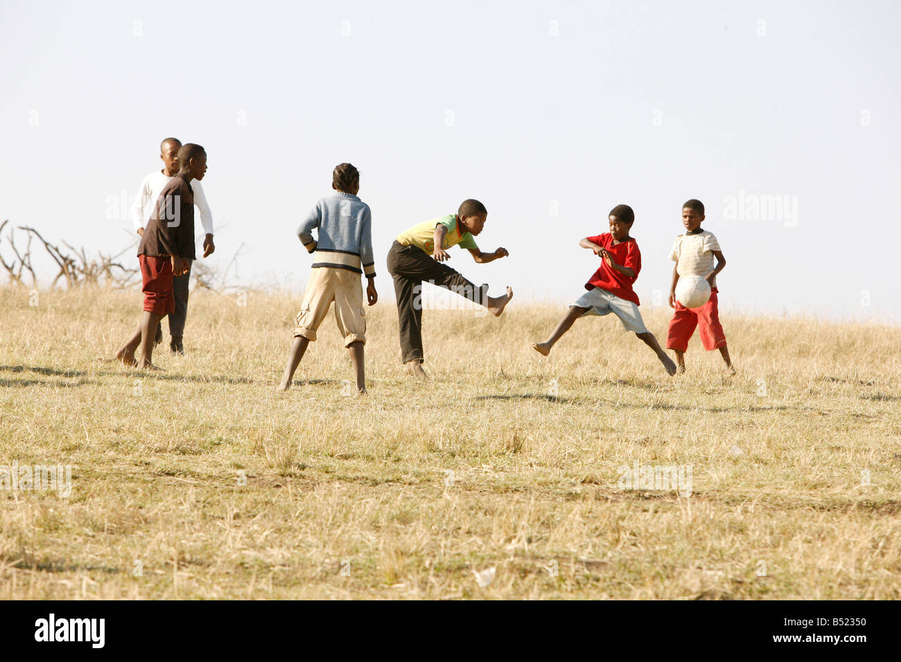 Enfants jouant au football africain, Afrique du Sud Banque D'Images