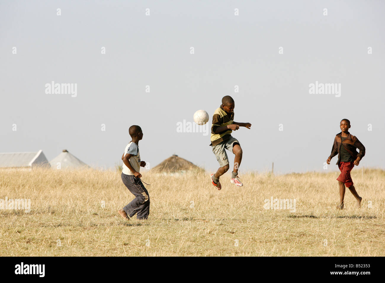 Enfants jouant au football africain, Afrique du Sud Banque D'Images