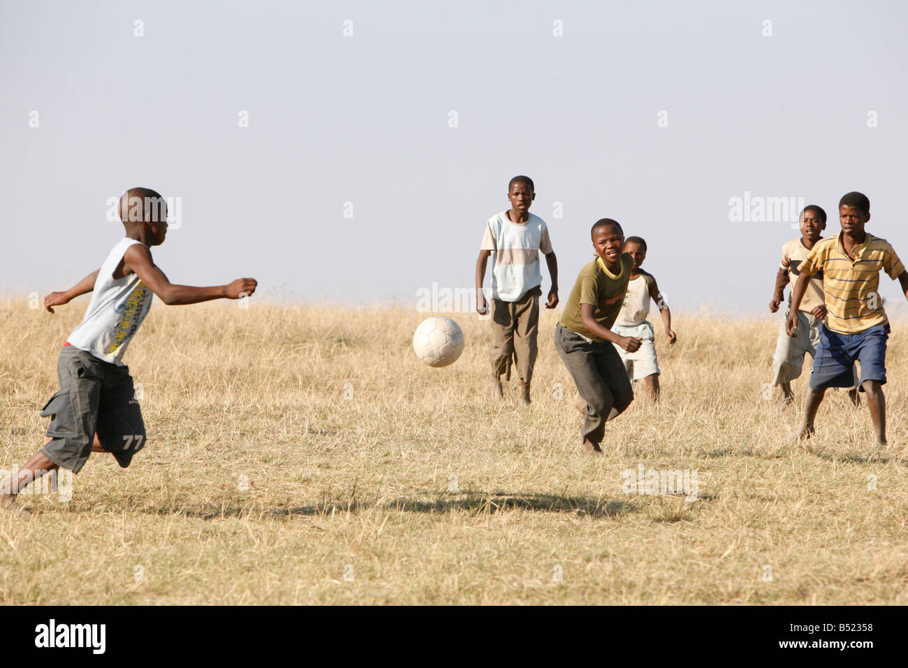 Enfants jouant au football africain, Afrique du Sud Banque D'Images