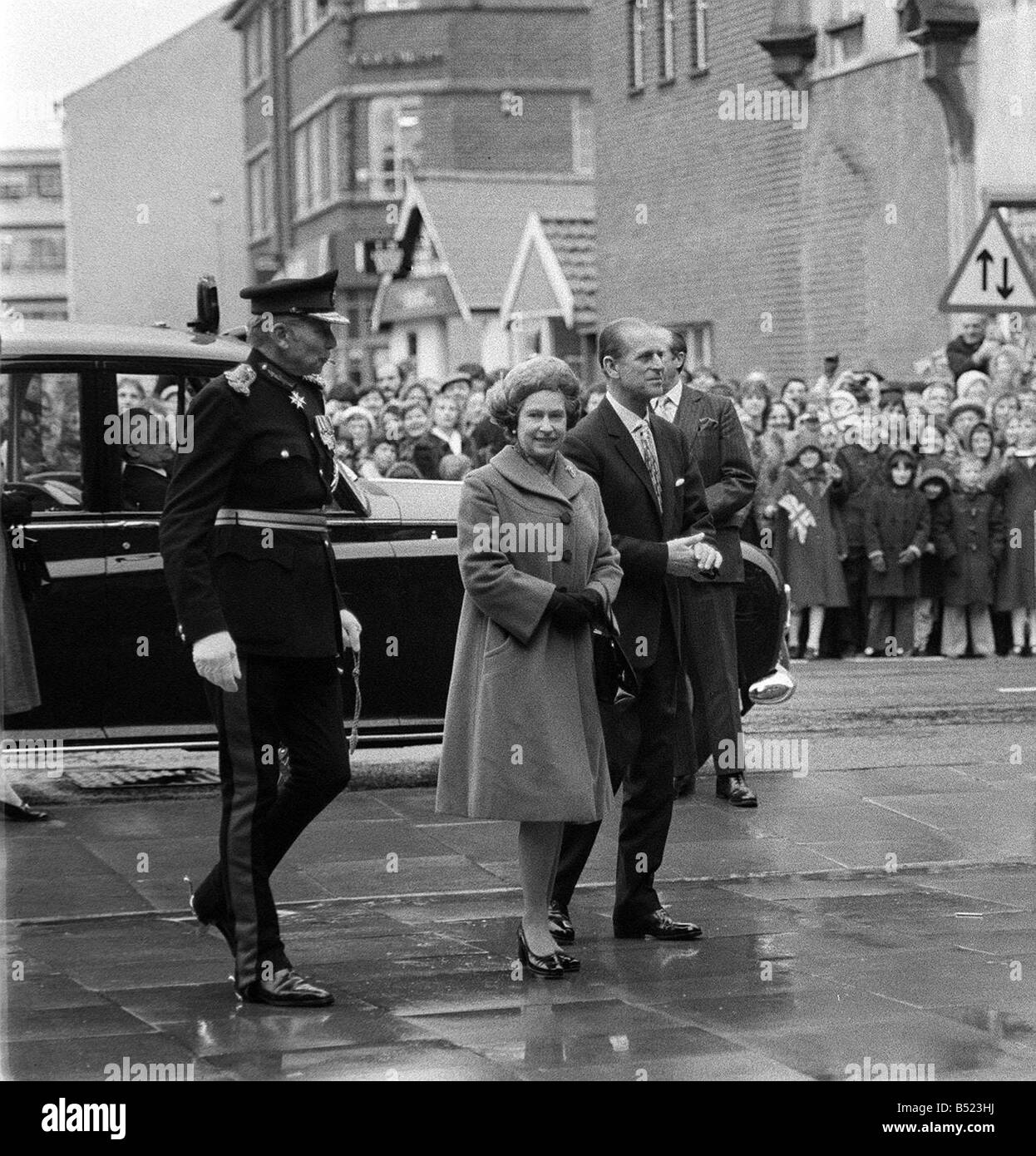 11 février 1980 la reine Elizabeth et le duc d'Édimbourg et de duc d'Édimbourg arrivent à l'Elmsleigh centre commercial de Staines Mirrorpix Banque D'Images