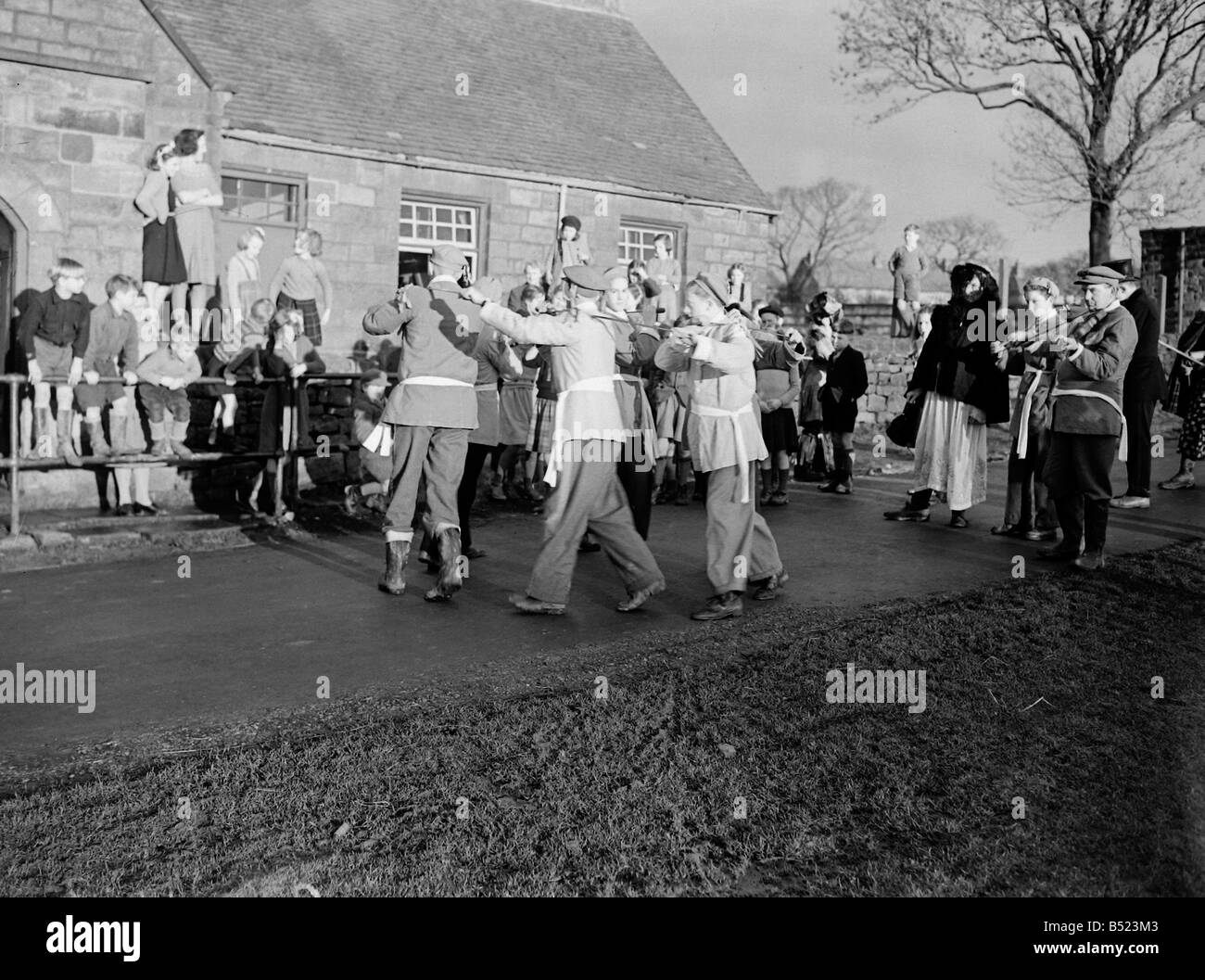 Goathland Plough Stots Yorkshire County dance team performing ancienne cérémonie de danser devant chaque maison dans village de Goatland, Yorks. La Charrue Goathland Stots sont un rare exemple d'une tradition rurale autrefois répandue qui a reconnu l'importance de la charrue et célébré avec sword danse, musique et théâtre folkloriques. Traditions similaires ont déjà existé dans d'autres parties de Yorkshire, Lincolnshire, Derbyshire et Northumberland, où ils étaient connus sous le nom de "garçons de charrue', 'Taureau Lads', 'Ploo avocats adjoints' Jacks (charrue) et le 'fond' de charrue ou fou. Janvier 1950 022214/2 Banque D'Images