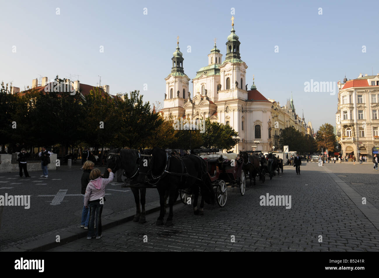 Vue sur la place de la vieille ville et l'église Saint-Nicolas de Prague, République Tchèque Banque D'Images