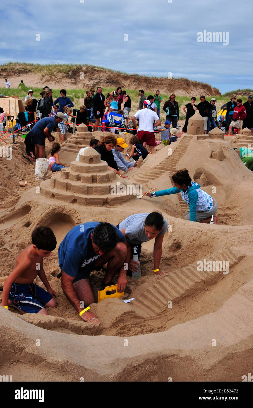 Les gens de construire des châteaux de sable à l'assemblée annuelle de la concurrence de châteaux de sable des iles de la Madeleine, Québec Banque D'Images