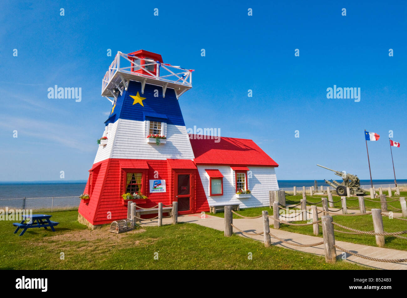 Phare avec drapeau acadien dans la Grande Anse de la Péninsule acadienne, Nouveau-Brunswick Banque D'Images