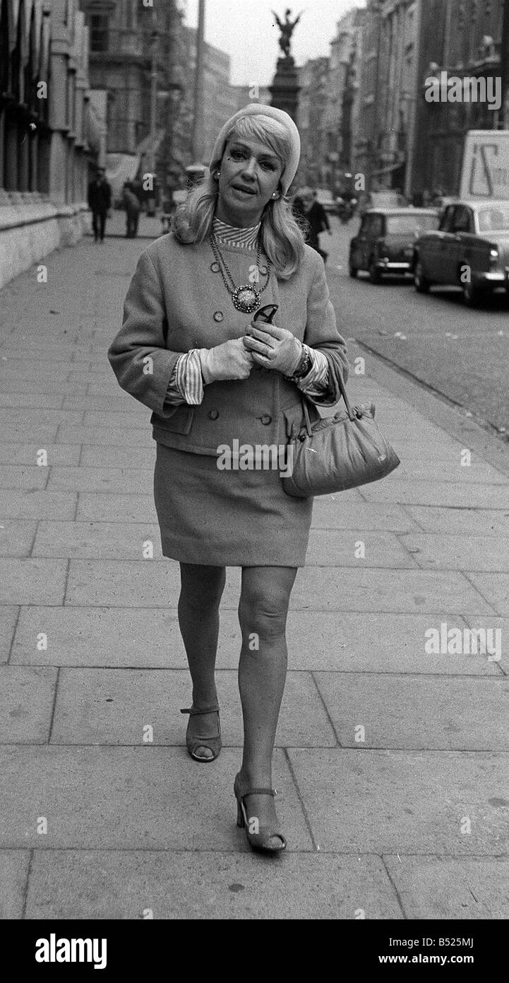 Dorothy Squires apparaissant au palais de justice dans son action en dommages-intérêts contre Granada Television Banque D'Images