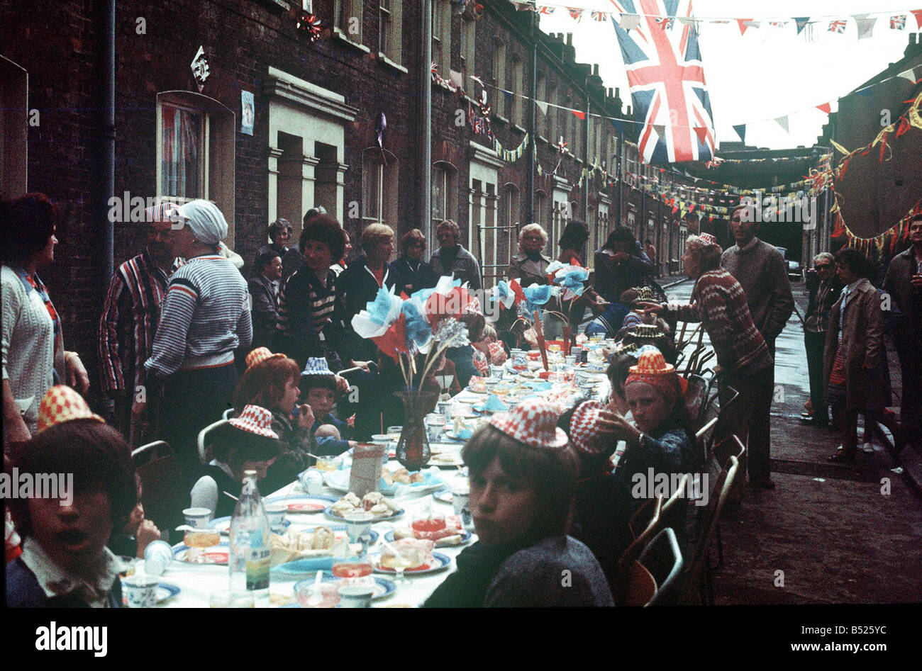 Queens Street Party 25 juin 1977 enfants profitent d'un Silver Jubilee street party à Deptford Union Jack Flag Bunting Party Hats CL 12241 Banque D'Images