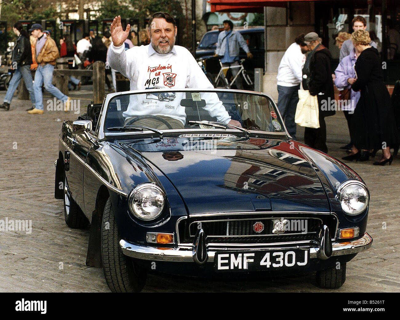 Terry Waite ancien otage au Moyen-Orient assis dans sa voiture de sport MG Banque D'Images