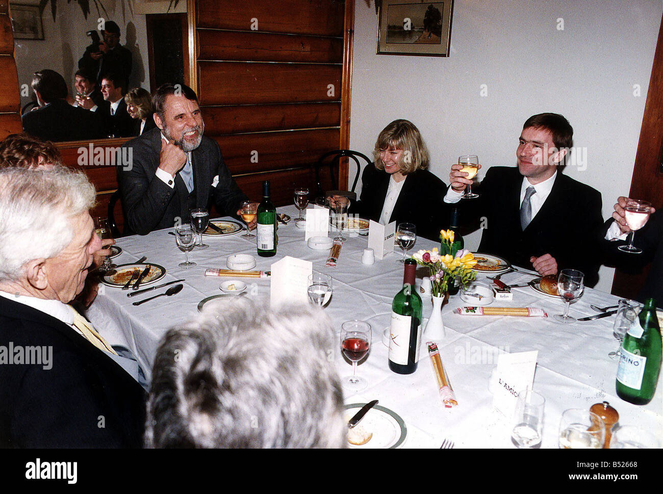 John McCarthy journaliste britannique et ex-otages de Beyrouth à l'ancienne petite amie Jill Morrell et ancien otage Terry Waite lors d'une célébration le déjeuner pour eux à Terry Waites restaurant italien préféré Banque D'Images