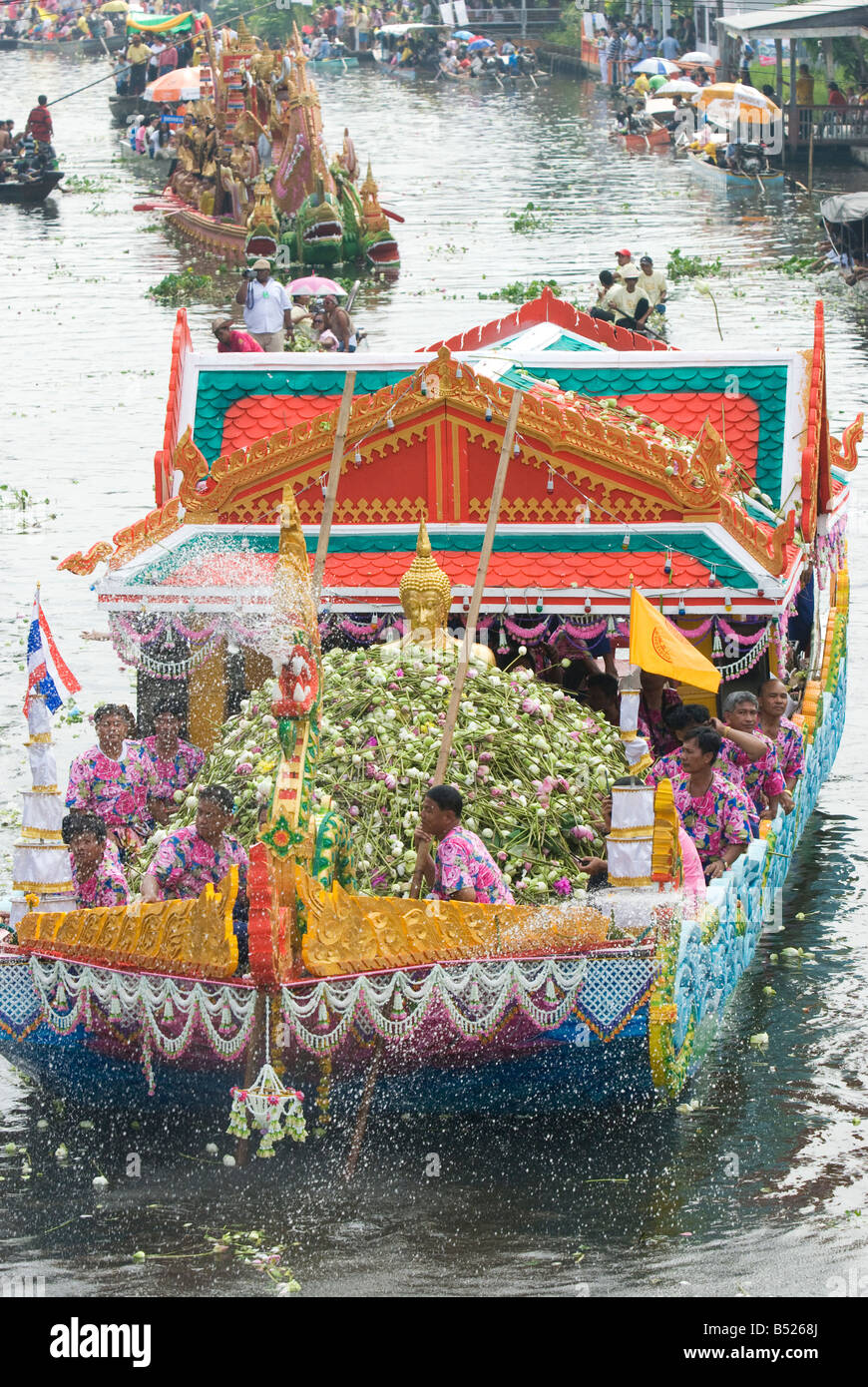 L'image du Bouddha flottant recouvert de fleurs de lotus sur barge décorée à la parade au cours de la célébration dans Bang Bua Rap Plee Banque D'Images