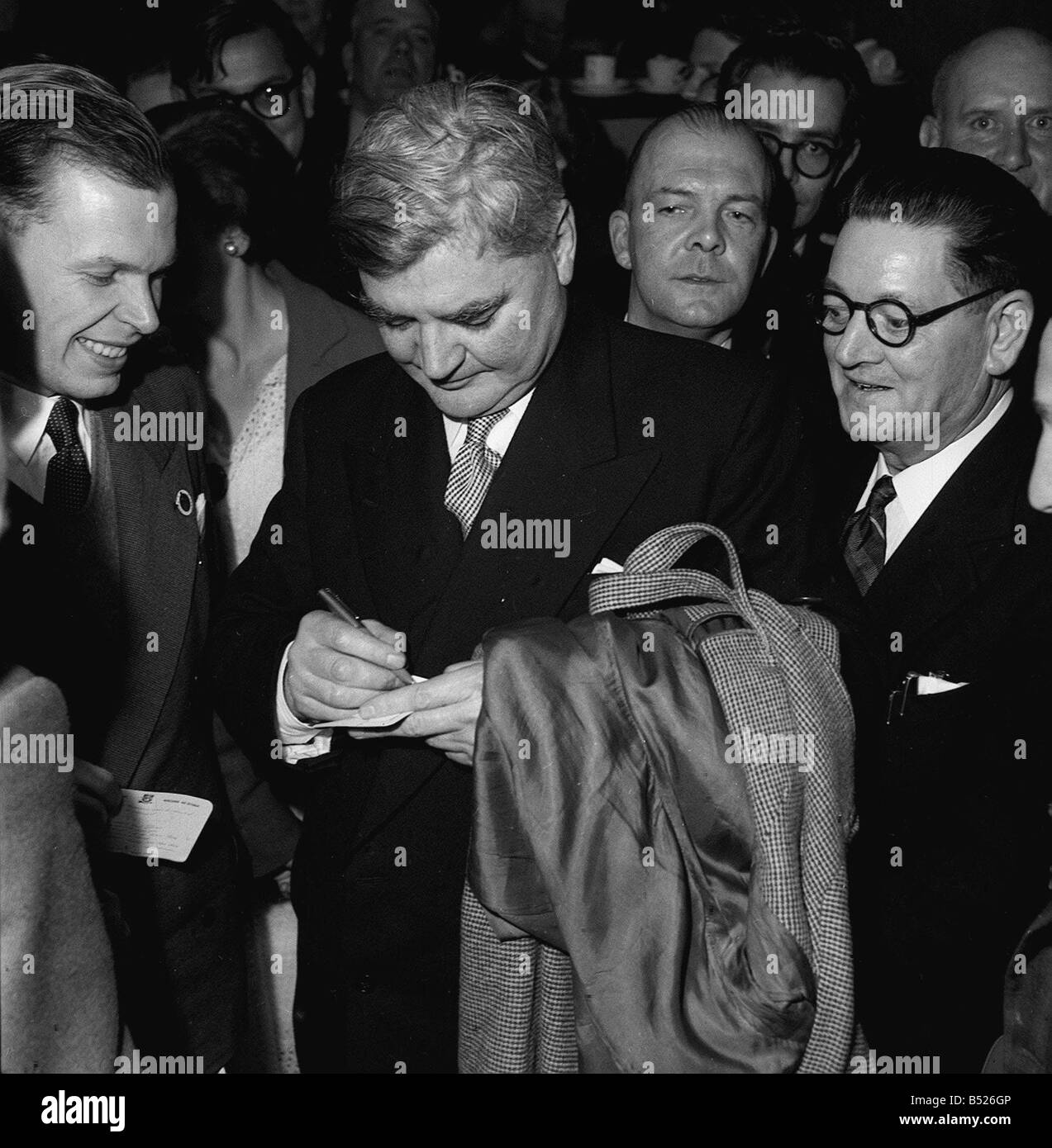 Y2K Aneurin Bevan à la conférence du Parti du Travail 1952 1953 1952 Conférence du travail aux Winter Gardens Blackpool Bevan 1897 1960 fils de mineur gallois a travaillé à partir de l'âge de 13 mines syndicaliste de premier plan par 19 mineurs gallois a conduit à la grève générale de 1926 Député de carrière Ebbw Vale en 1929 et a fait sa réputation d'orateur PENDANT LA SECONDE GUERRE MONDIALE il fut l'un de Churchill s'opposants peu profonde aversion de Churchill à la suite de grève générale en tant que ministre de la santé dans le gouvernement travailliste d'après-guerre il a établi le NHS mais les écarts se creusent entre ses idéaux socialistes et le leadership du travail a conduit à sa démission comme Banque D'Images