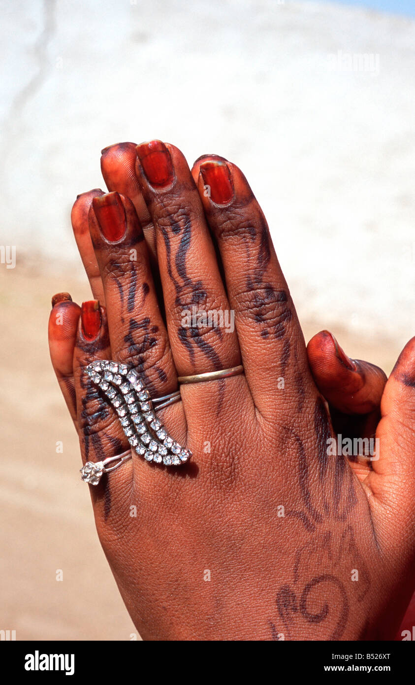 Femme mariée douce ayant ses mains au henné le nord du Soudan Banque D'Images