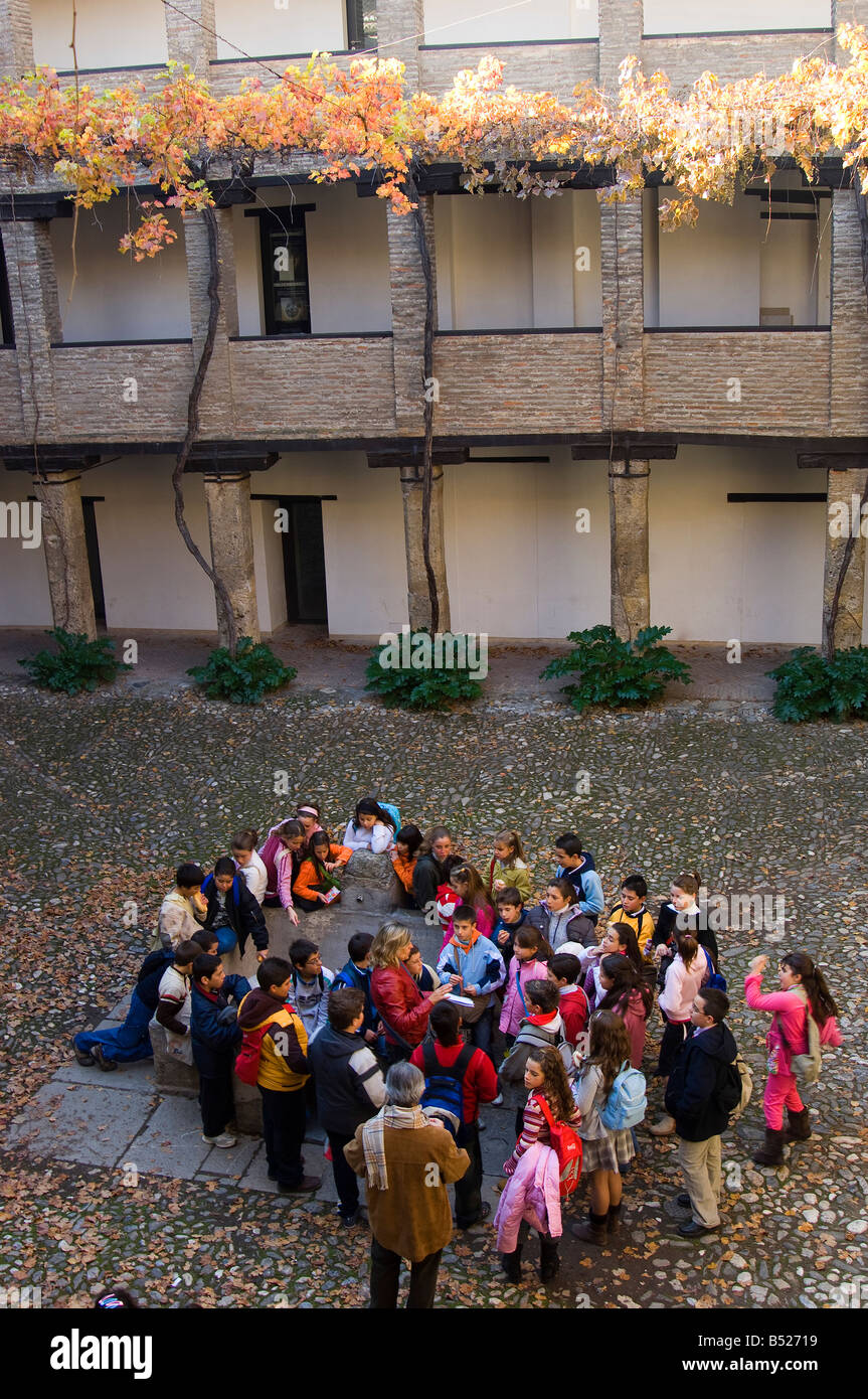 L'Espagne. Élèves et enseignants autour de la collecte et dans l'ancien Corral del Carbon en plein centre de Grenade Banque D'Images
