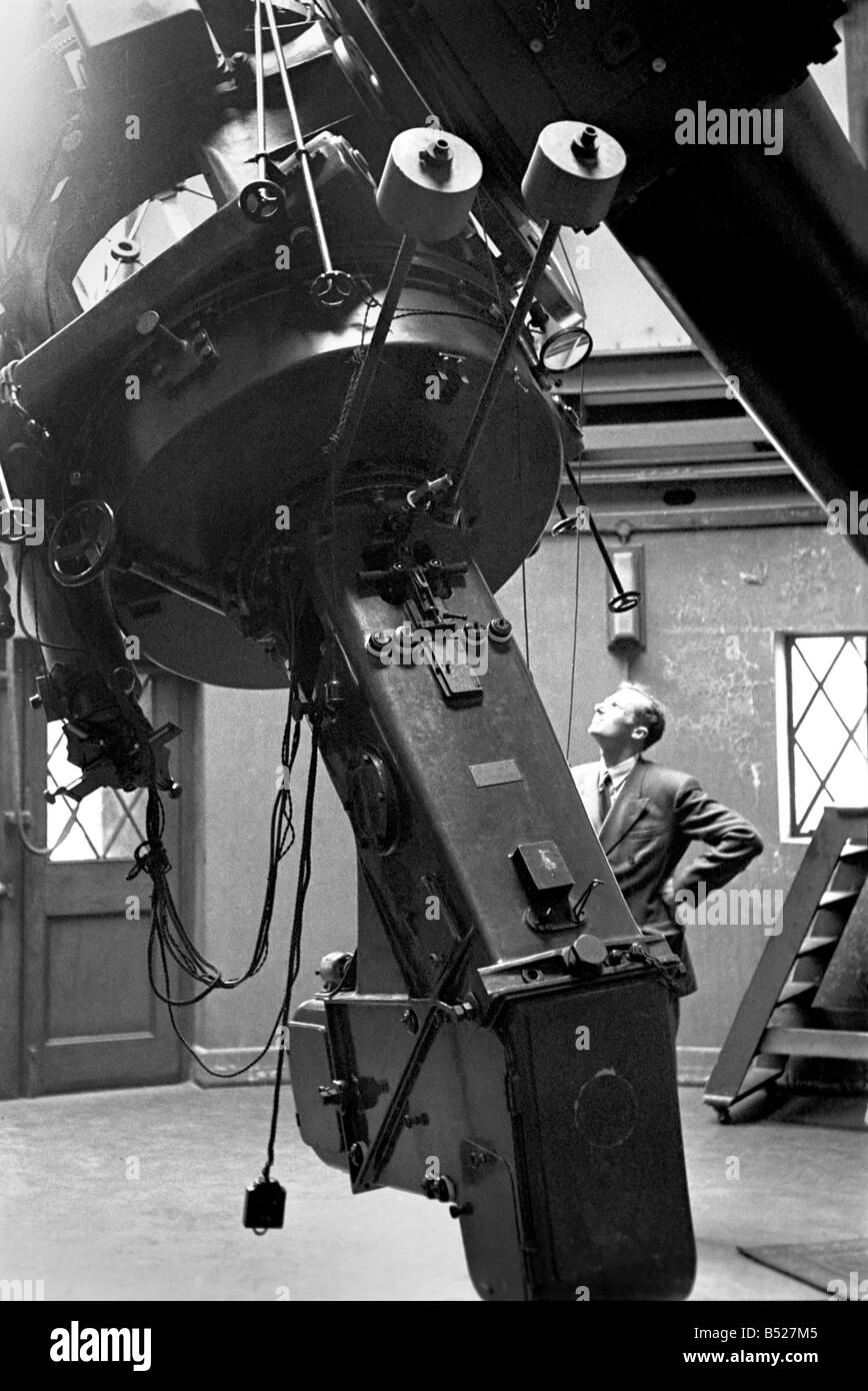 Château de Herstmonceux;l'Observatoire Royal de Greenwich - le RGO - a pris possession d'Herstmonceux Castle en 1948, lorsqu'il est passé de Greenwich dans le sud-est de Londres et transformé la maison et son parc vers l'étude du ciel de nuit. Notre photo montre l'intérieur de l'un des dômes télescopique . Juillet 1952 C3464-009 Banque D'Images