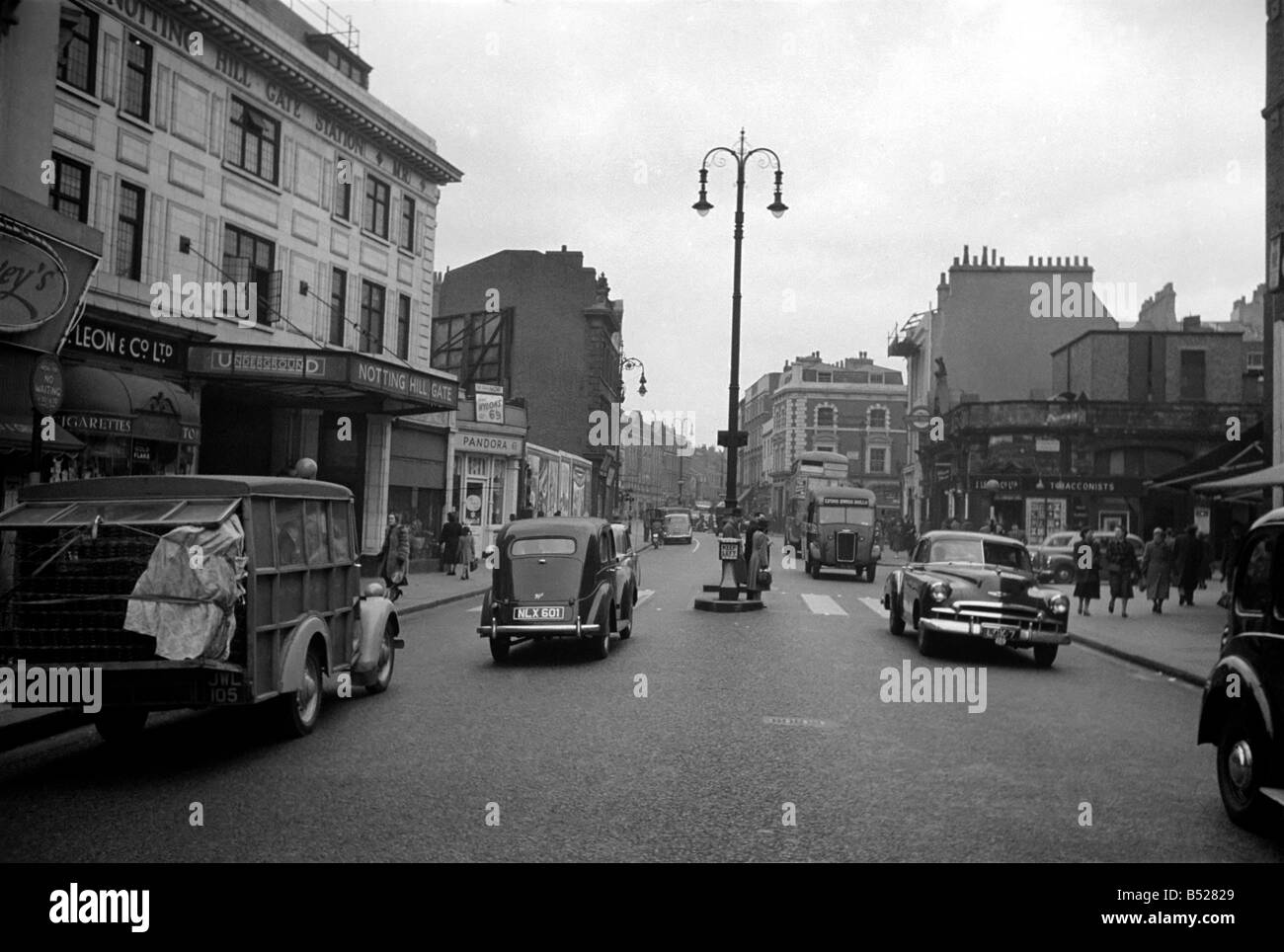 Scène de rue à et autour de Notting Hill Gate à Londres. Mars 1953 D1599 Banque D'Images