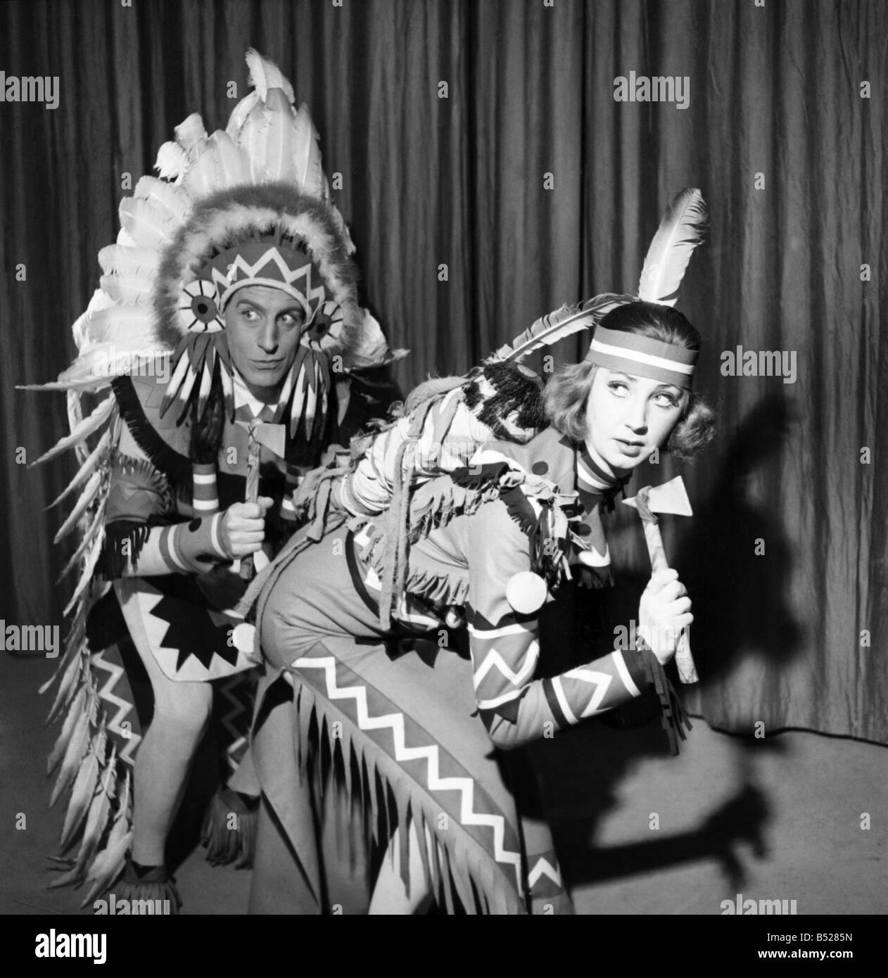 Moyra Fraser et Max Adnan vu comme indiens dans la scène londonienne Show 'Air on a Shoestring". Avril 1953 D2050-001 Banque D'Images