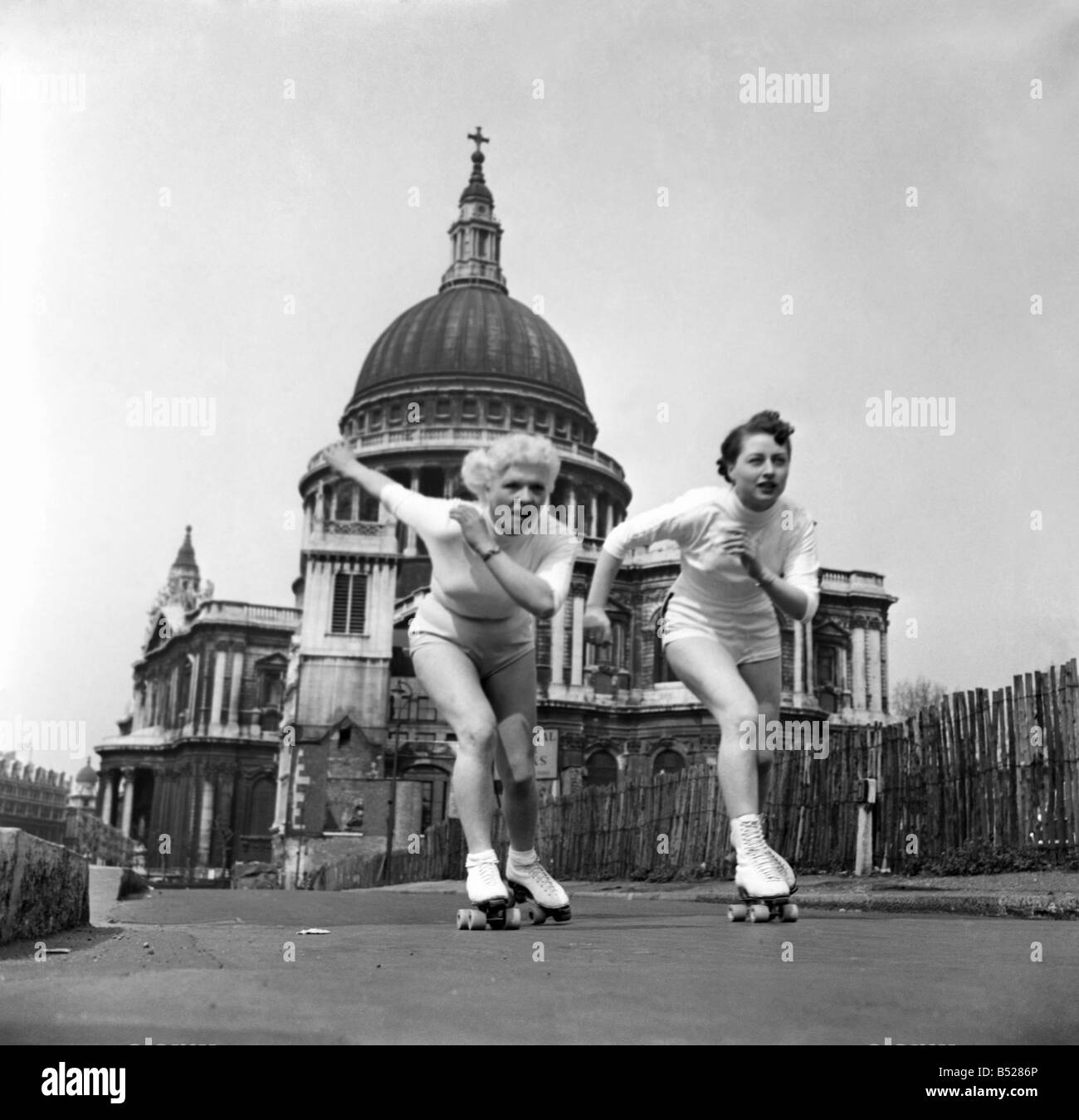 Patricia Barnett et Giselle Detrey. Trouver un moyen novateur de comute entre le travail et la maison. Les filles à patin au travail. Vu ici en passant la cathédrale St Paul. Avril 1953 D2149 Banque D'Images