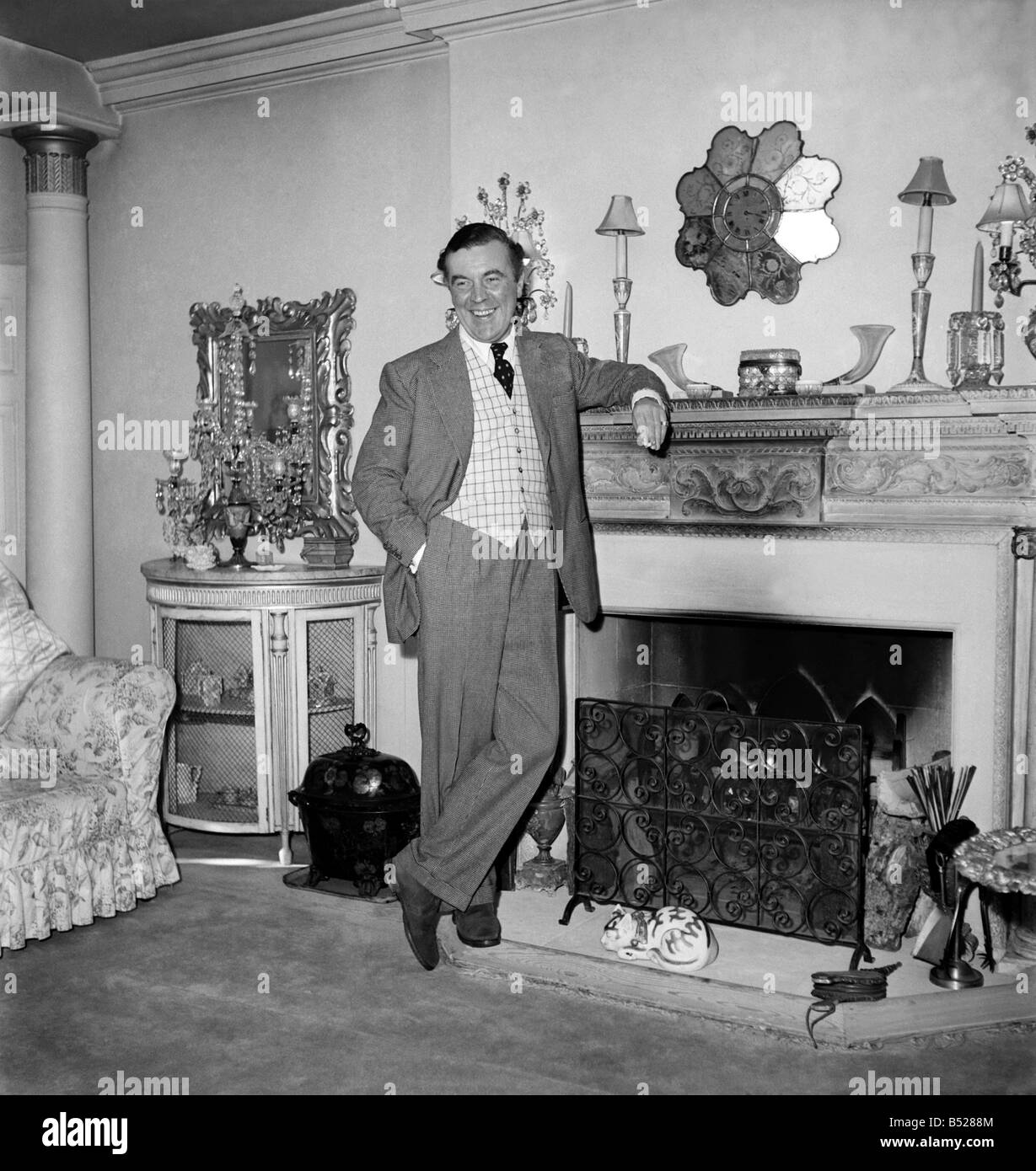 Fashion designer Norman Hartnell. &# 13 ;&# 10;Janvier 1953 &# 13 ;&# 10;D22 Banque D'Images