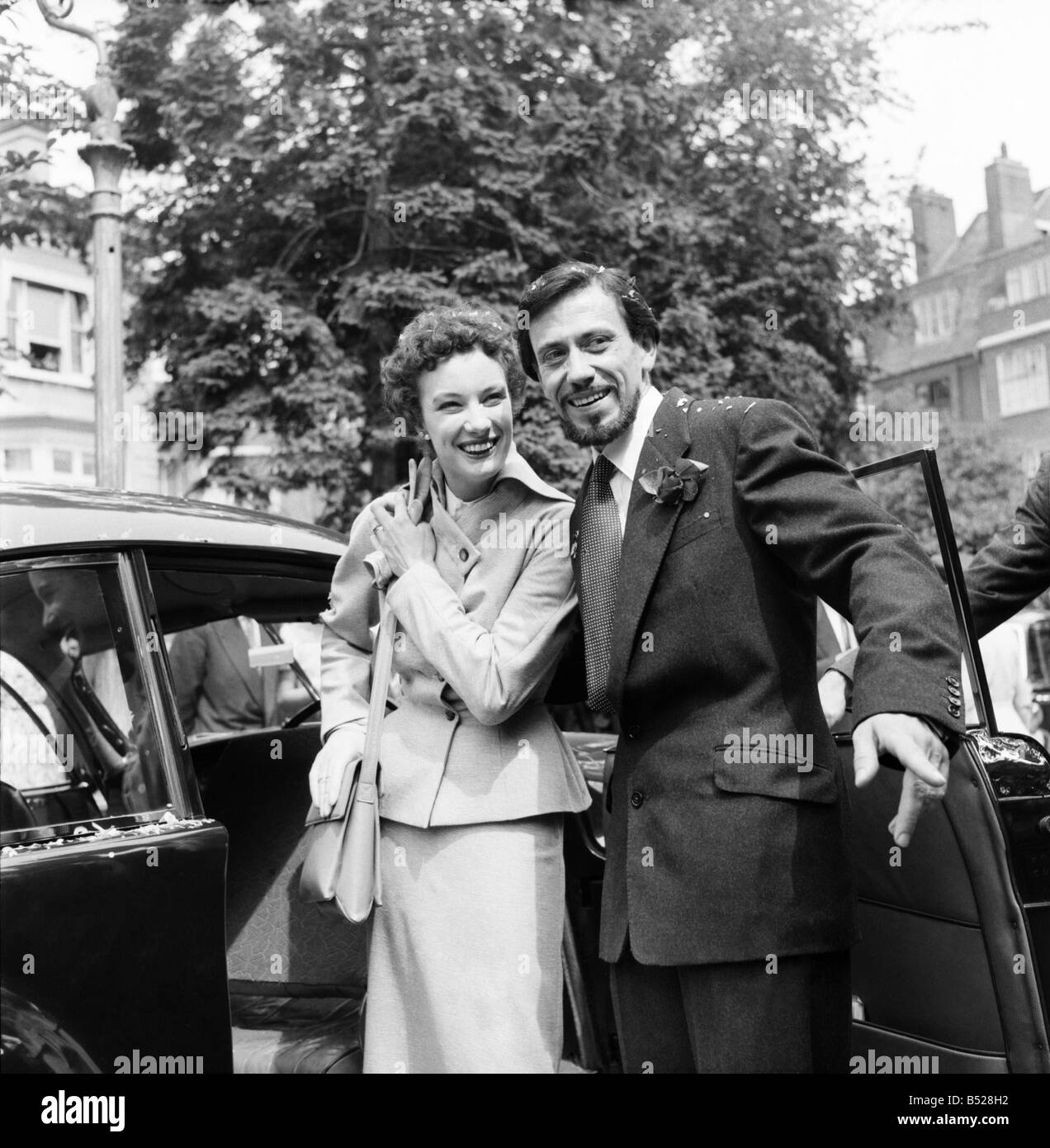 Les mariés quittent la réception pour leur lune de miel, la Destination est secret. Juillet 1953 D3415 Banque D'Images