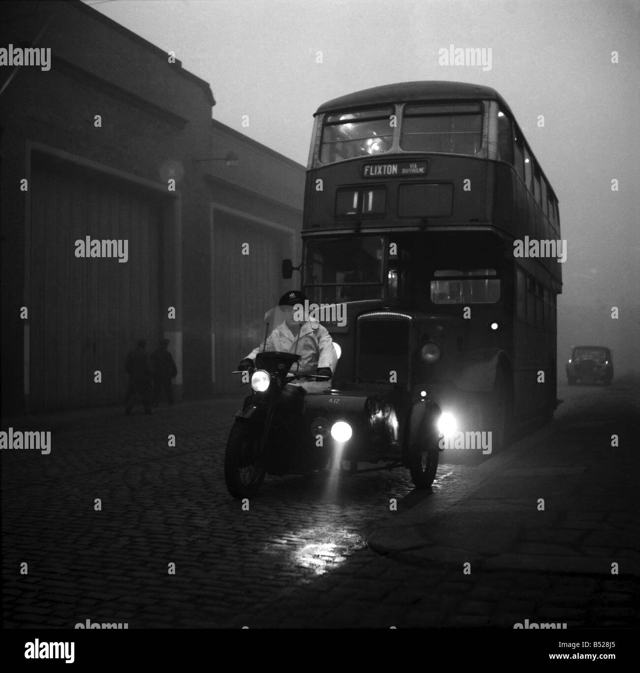 Un bus conduit par une combinaison du cycle moteur équipé d'un battary spéciale d'éclairage à l'arrière à l'aide pour les chauffeurs de bus liée à trouver leur chemin dans le Lancashire. ;Janvier 1953 ;D356 Banque D'Images