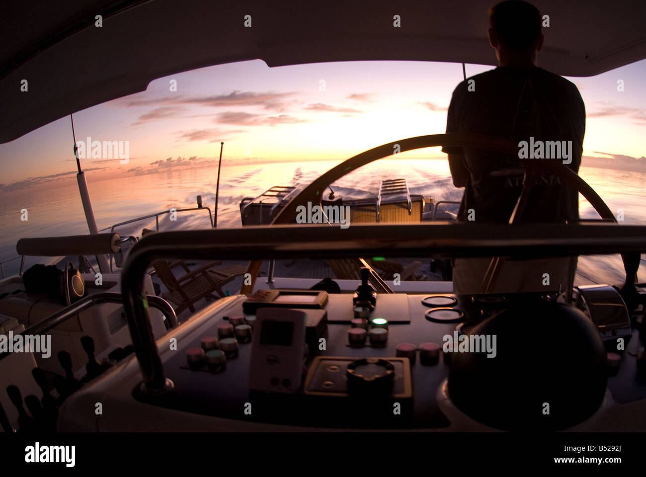 Veille du matin, traversant l'Exuma Bank aux Bahamas sur le navire à voile 'Atlanta'' 121 un sloop construit en Nouvelle-Zélande en 1996 Banque D'Images