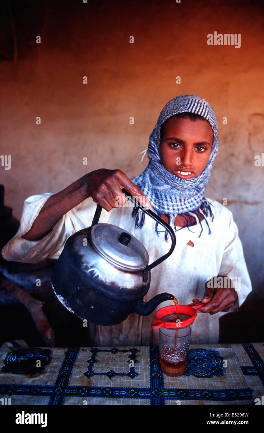Jeune garçon servir le thé dans le nord du Soudan Banque D'Images