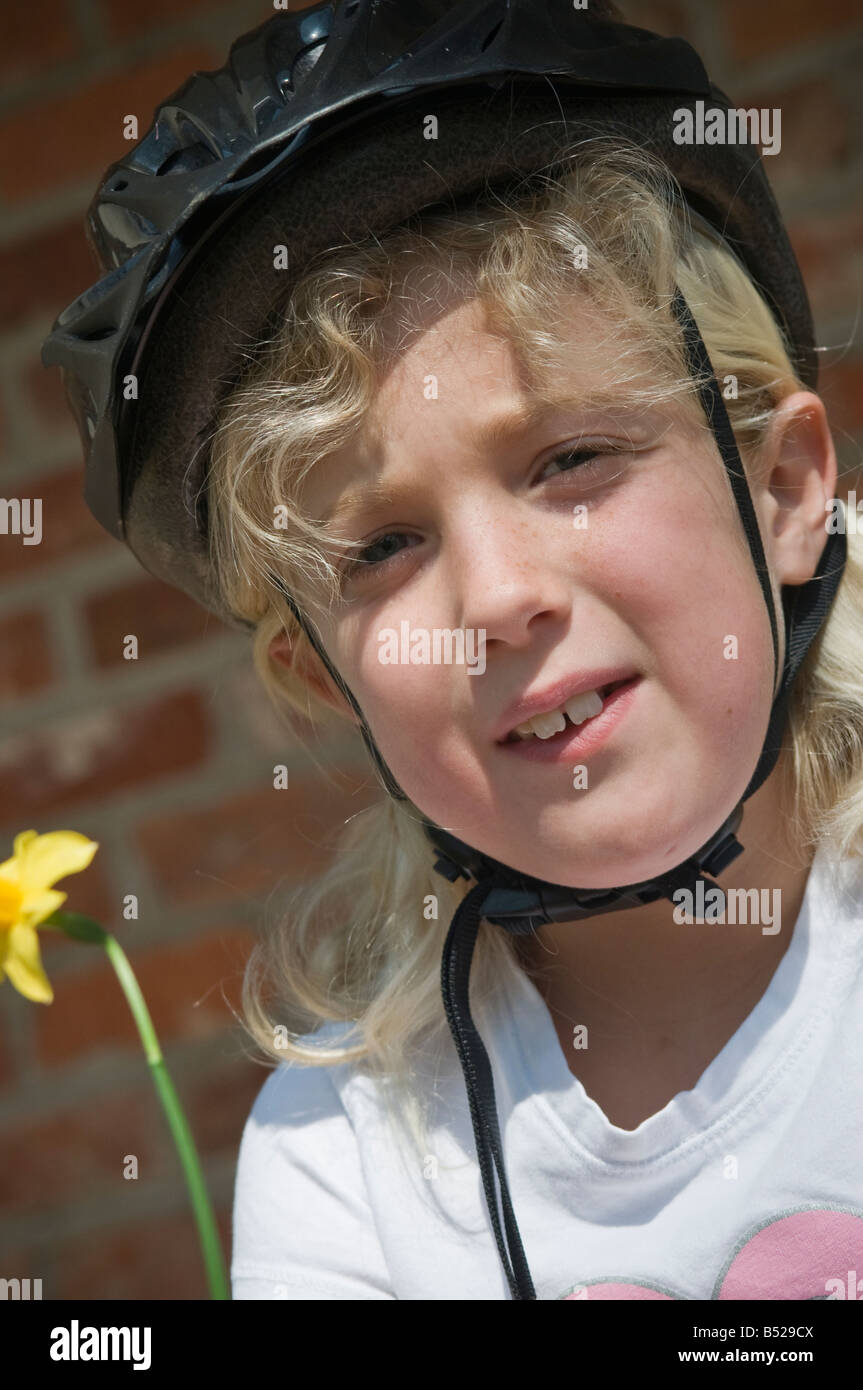 Smiling young girl wearing safety casque de vélo Banque D'Images