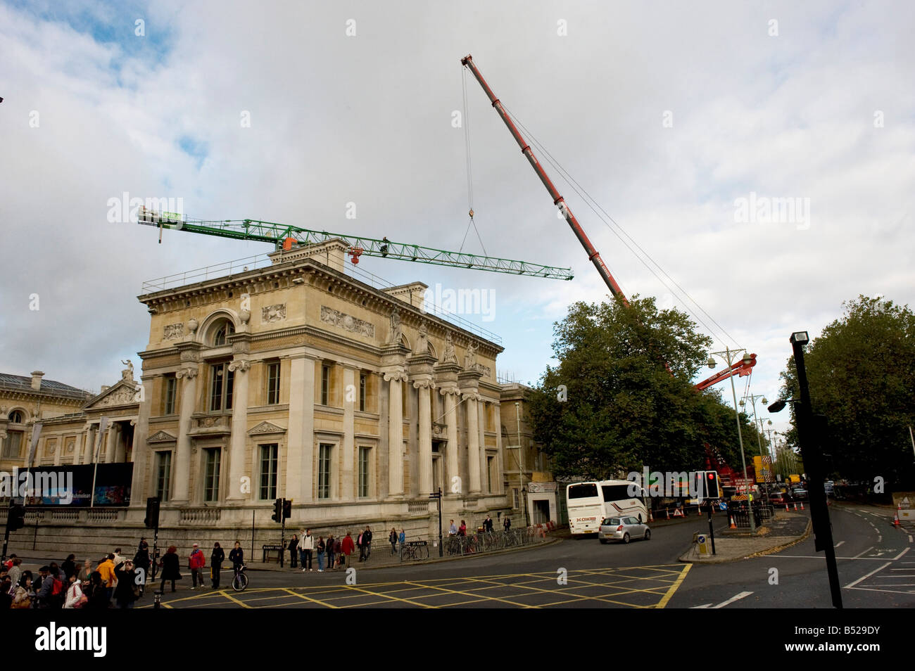 Une grande grue à démonter une grue plus petite utilisée sur la construction de l'annexe à Oxford Ashmolean Banque D'Images