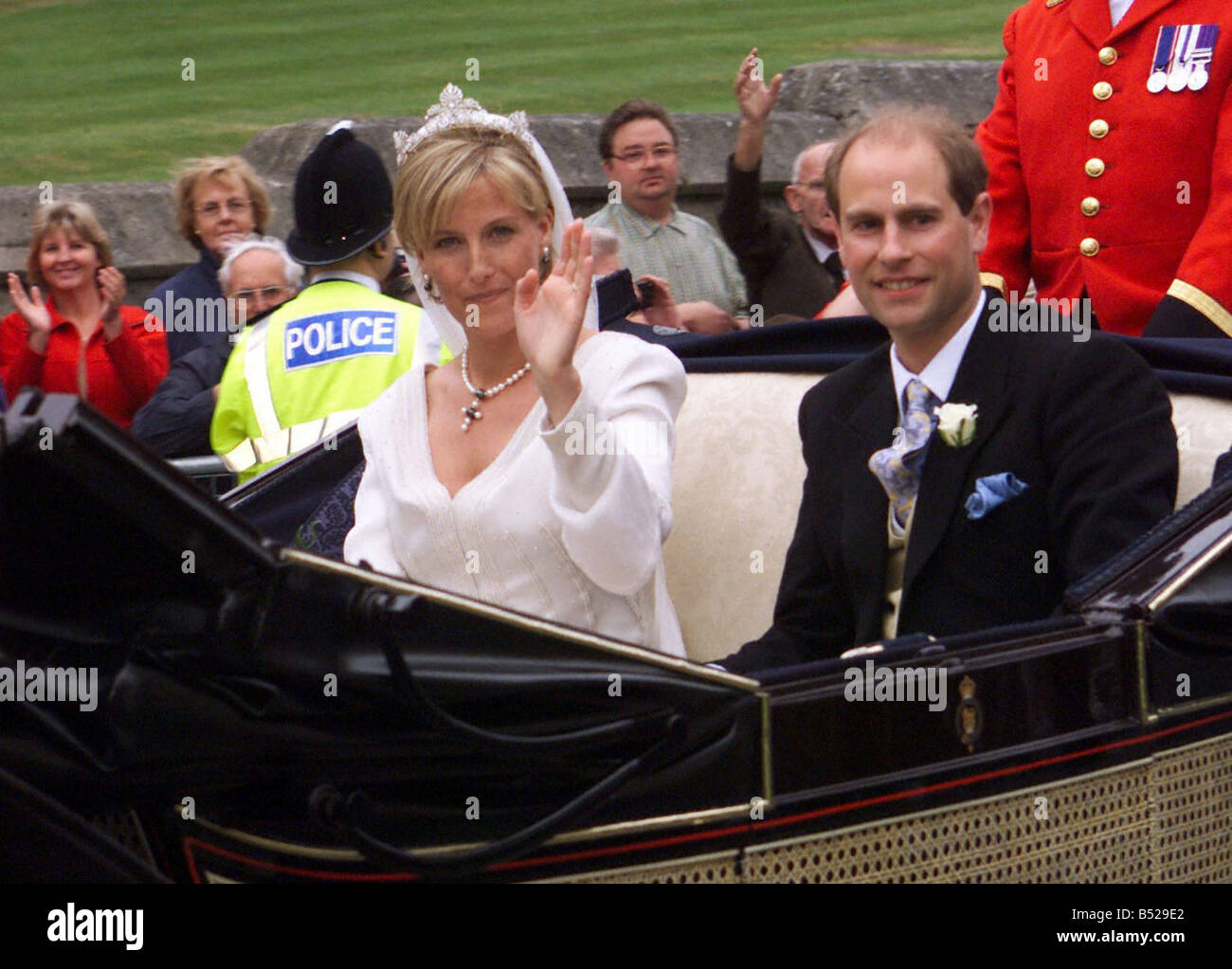 L'Royal Wedding 1999 Mariage de Sophie Rhys Jones à l'île à la Chapelle St Georges à Windsor aujourd'hui 19 juin 1999 Pic montre Sophie et Edward laissant la chapelle Banque D'Images